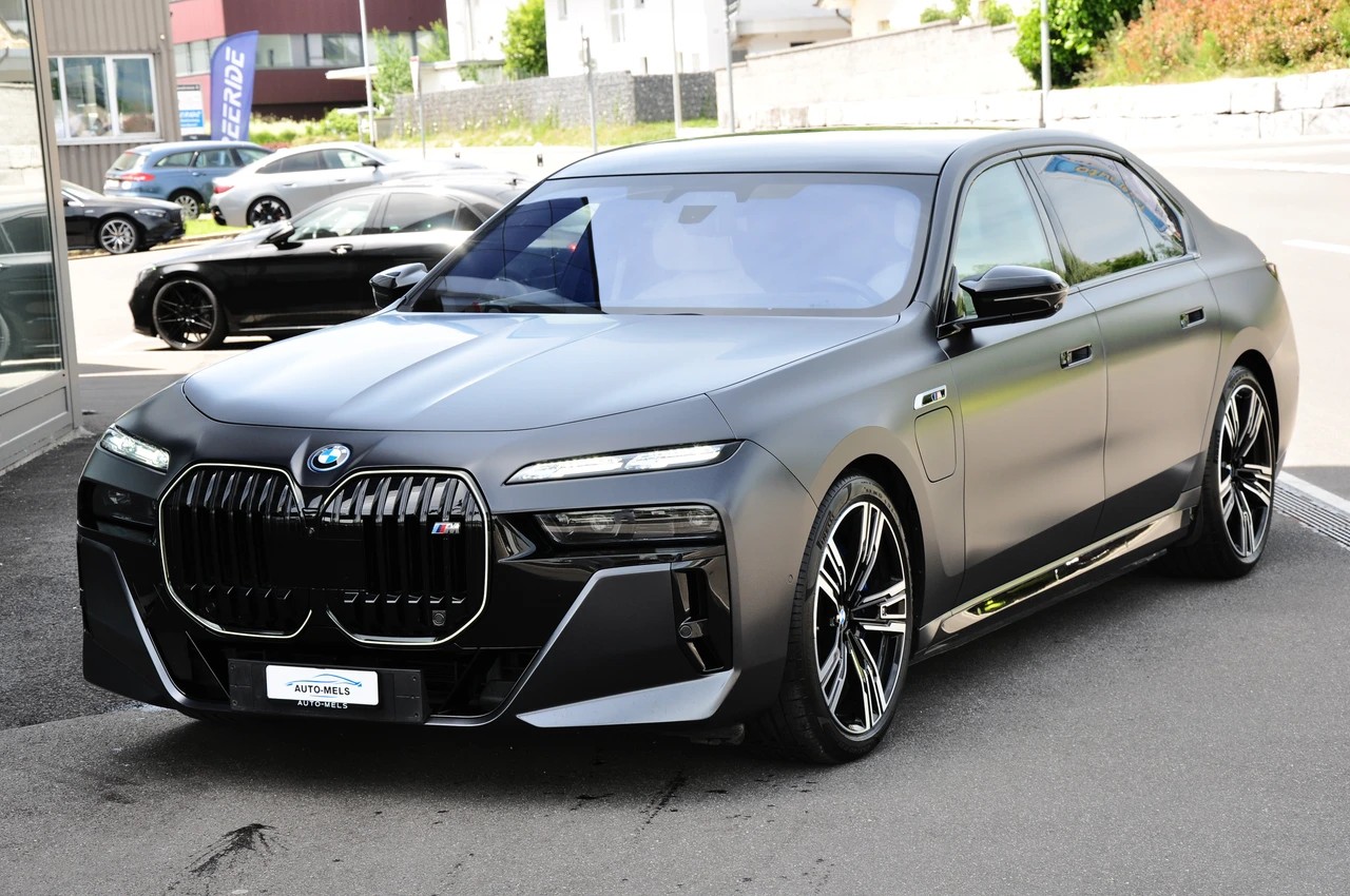 BMW M760e xDrive Steptronic-image-12