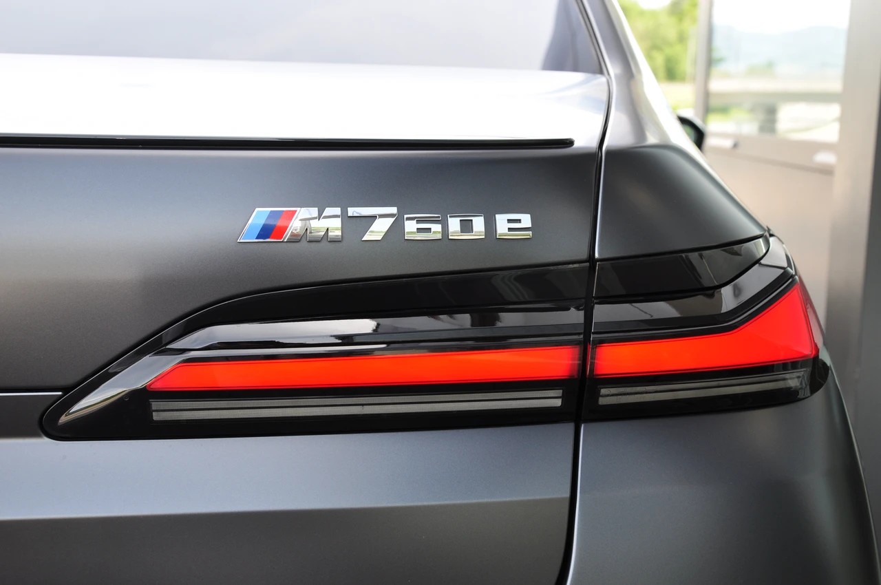 BMW M760e xDrive Steptronic-image-9