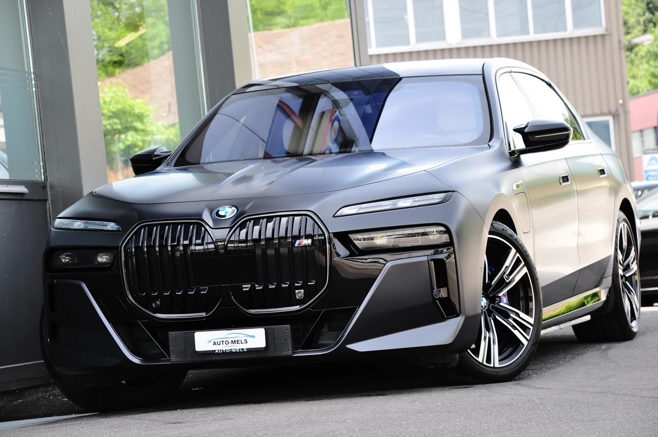BMW M760e xDrive Steptronic-showroom-element-1