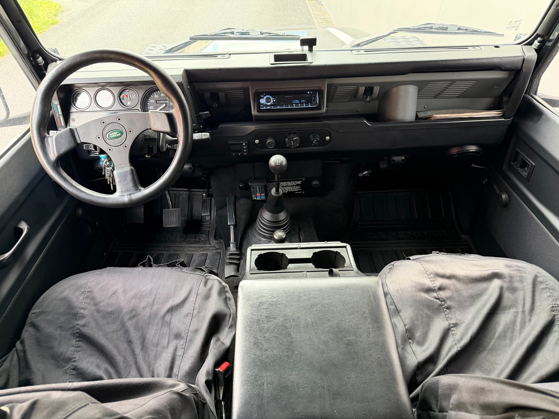 LAND ROVER Defender 90 300TDi SAFETY-image-8