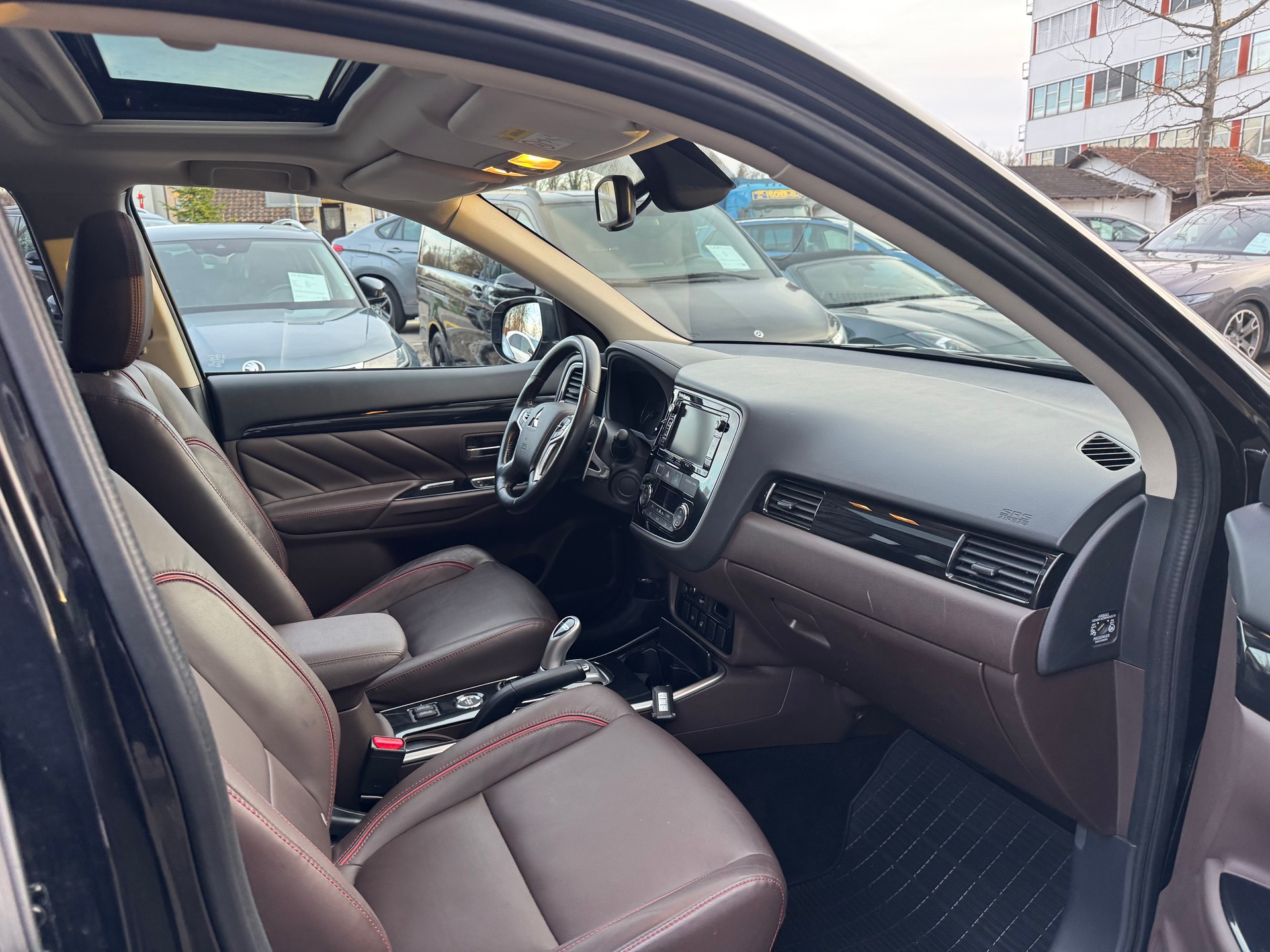 MITSUBISHI Outlander 2.0 PHEV Diamond Annivers. 4WD Automatic-image-9