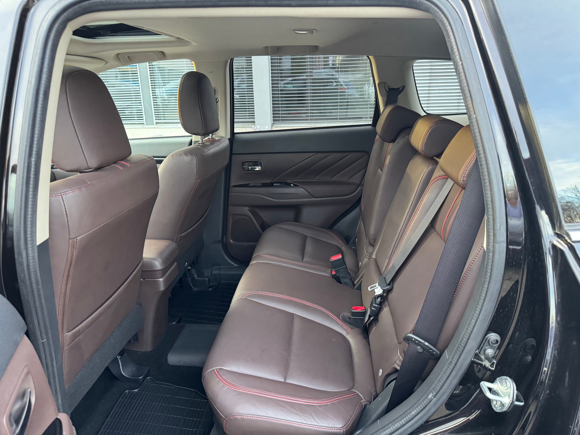 MITSUBISHI Outlander 2.0 PHEV Diamond Annivers. 4WD Automatic-image-11