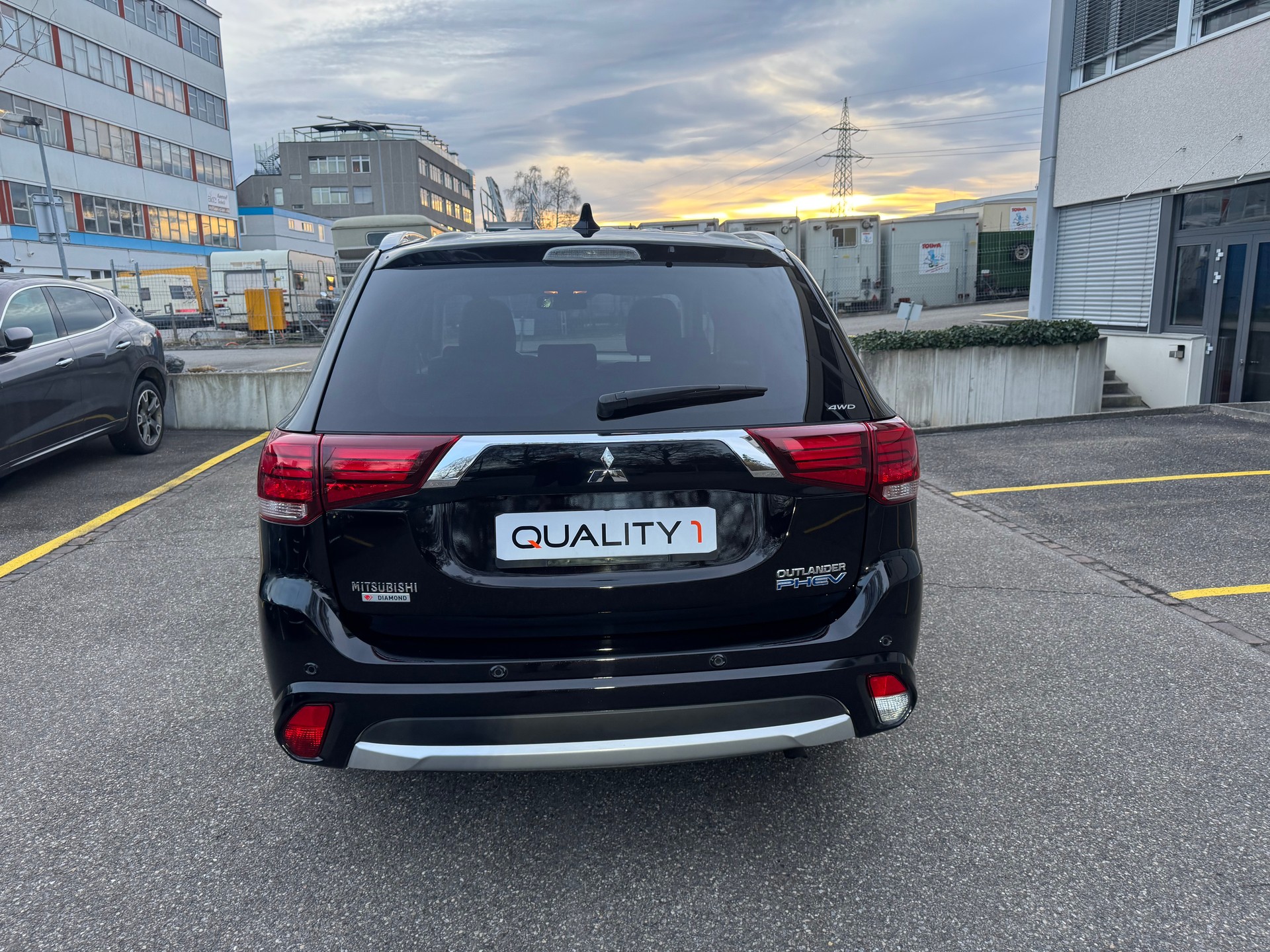 MITSUBISHI Outlander 2.0 PHEV Diamond Annivers. 4WD Automatic-image-3