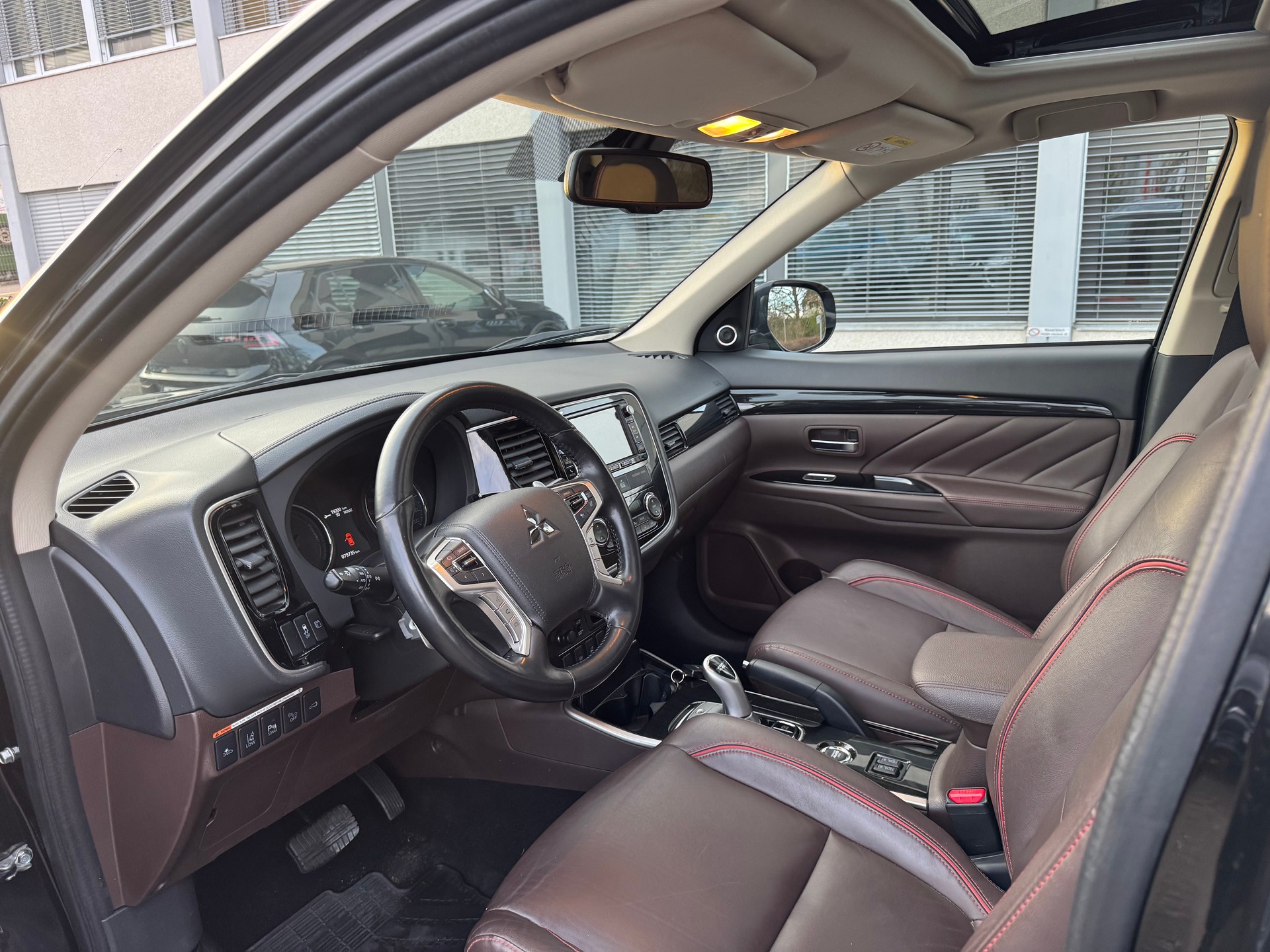 MITSUBISHI Outlander 2.0 PHEV Diamond Annivers. 4WD Automatic-image-8