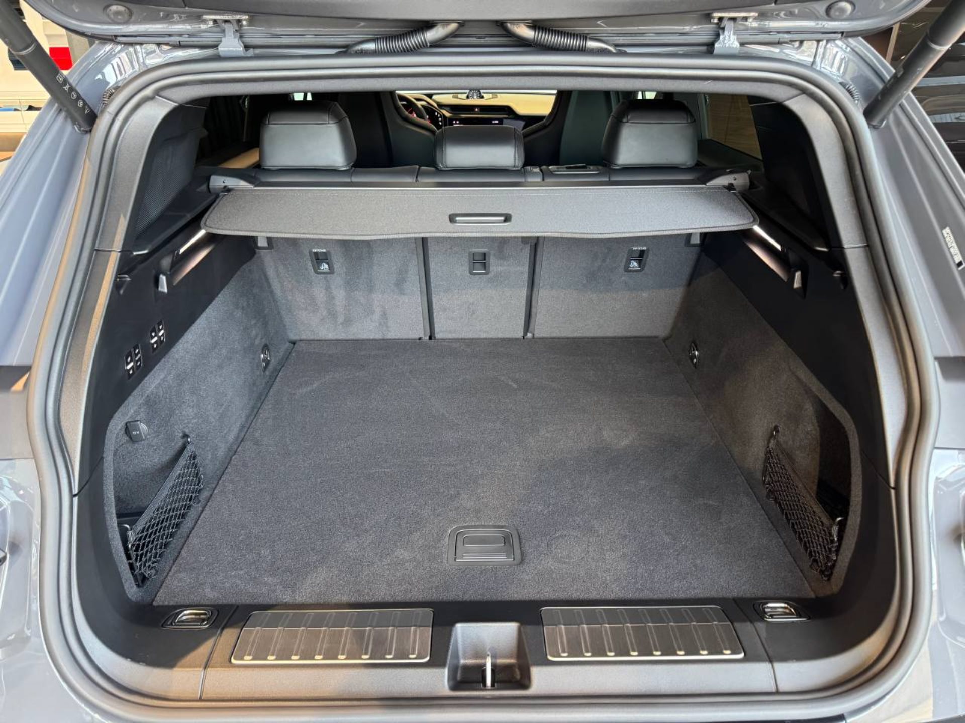 PORSCHE Cayenne Electric-image-30