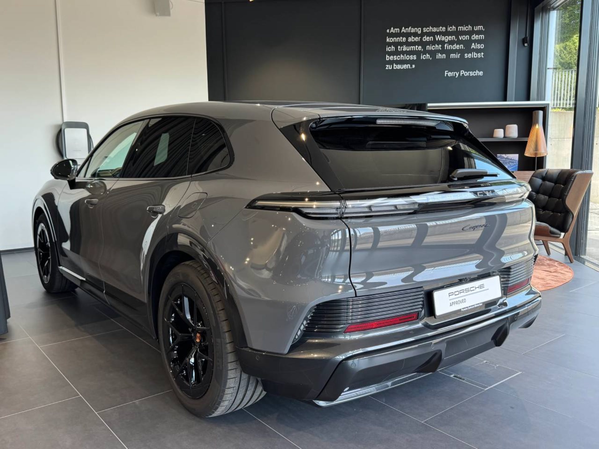 PORSCHE Cayenne Electric-showroom-element-2