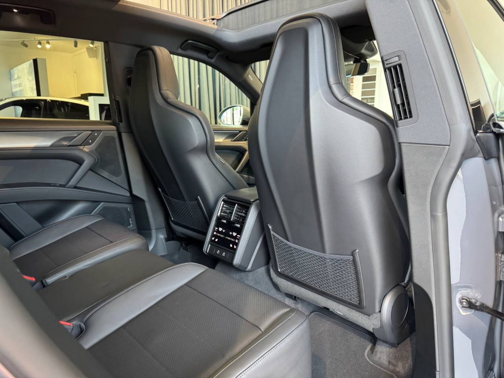 PORSCHE Cayenne Electric-image-21