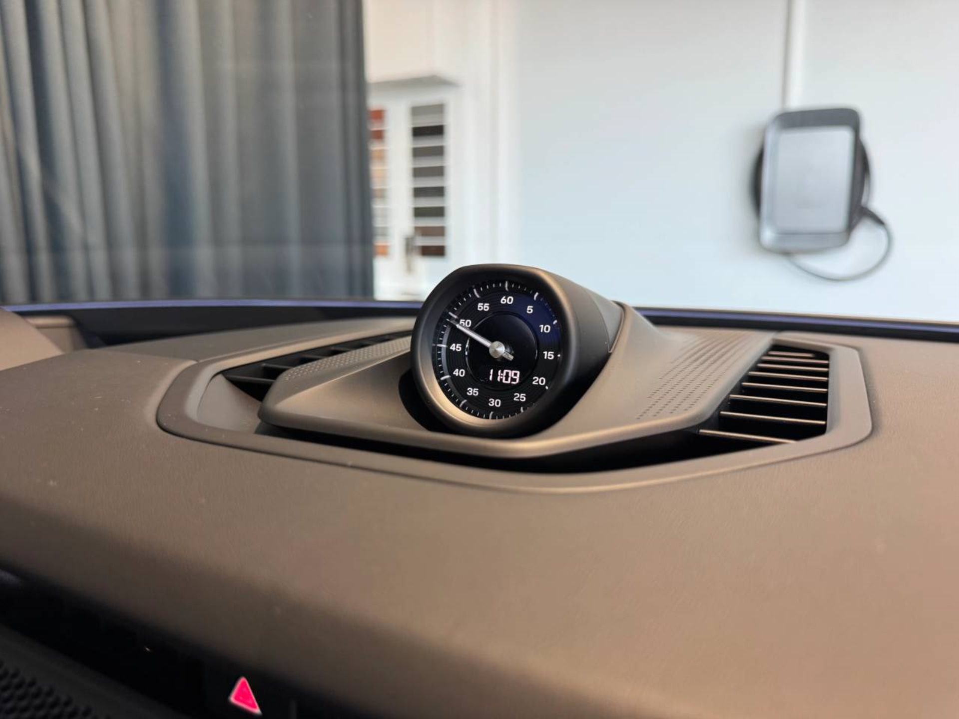 PORSCHE Cayenne Electric-image-26