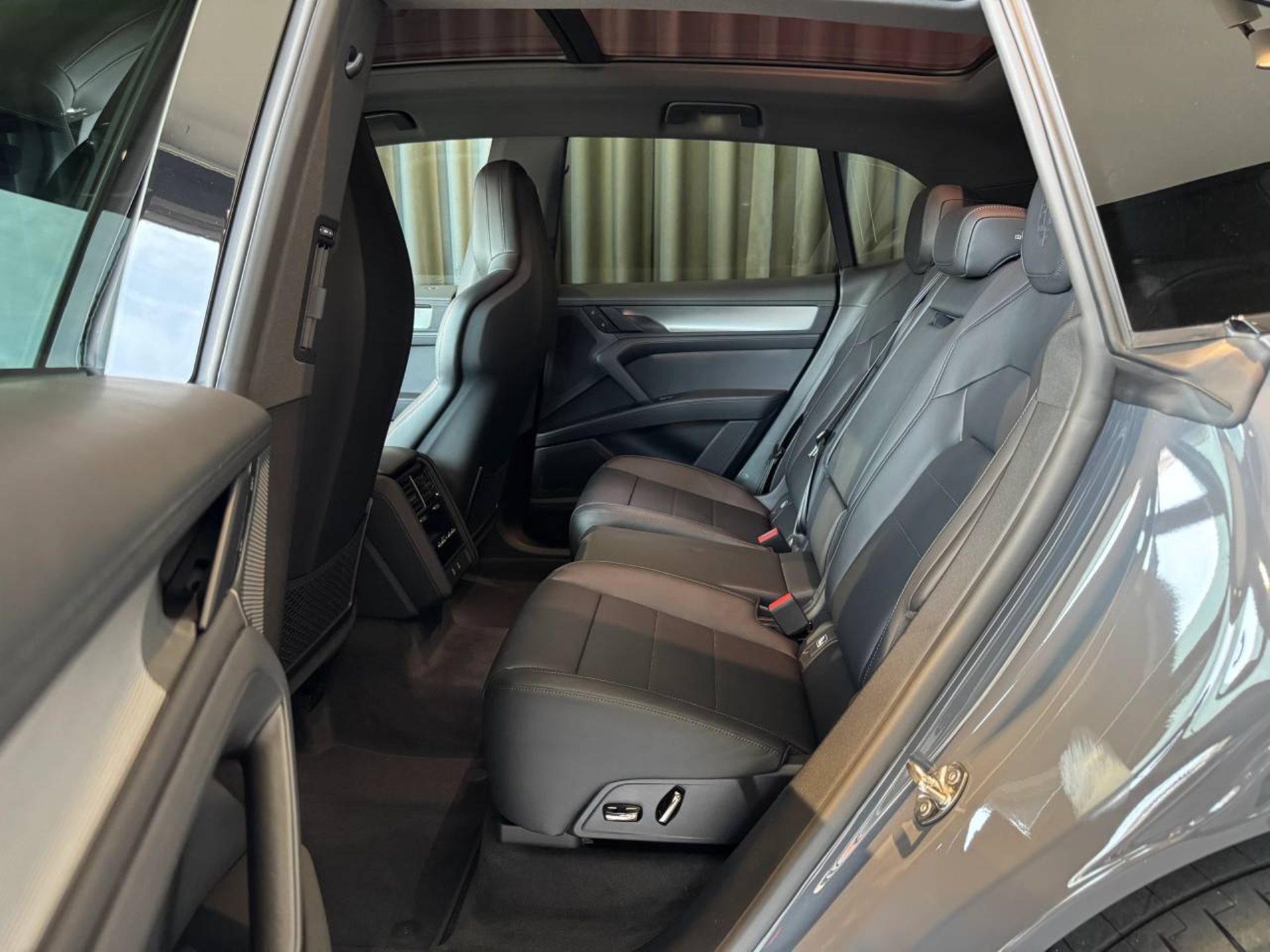 PORSCHE Cayenne Electric-image-19