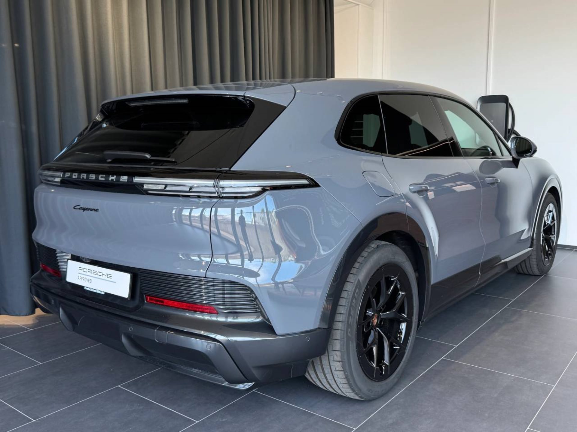 PORSCHE Cayenne Electric-image-6
