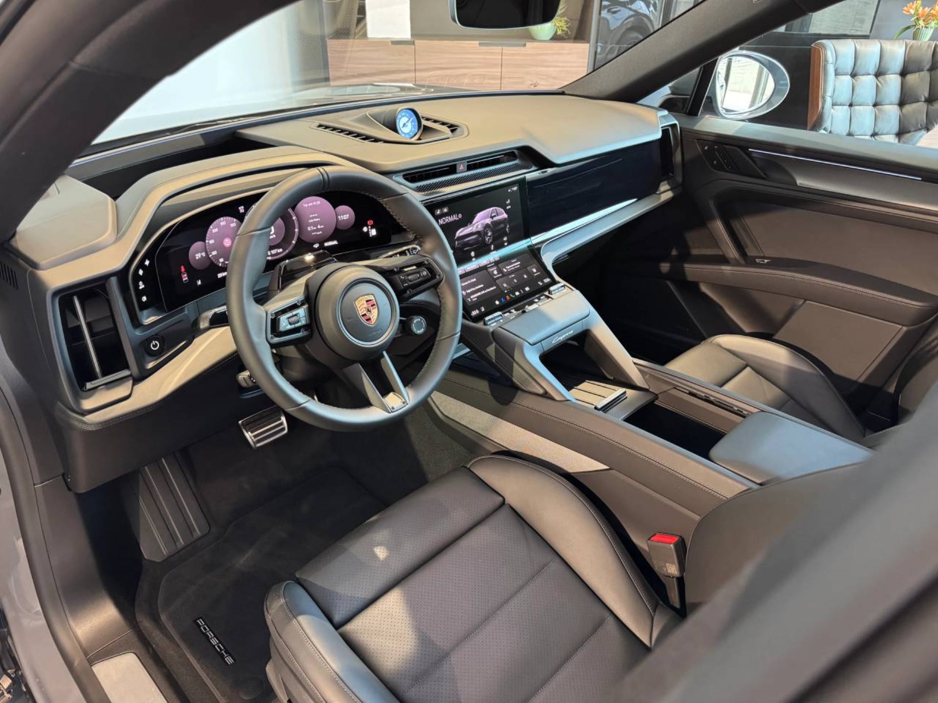 PORSCHE Cayenne Electric-showroom-element-3