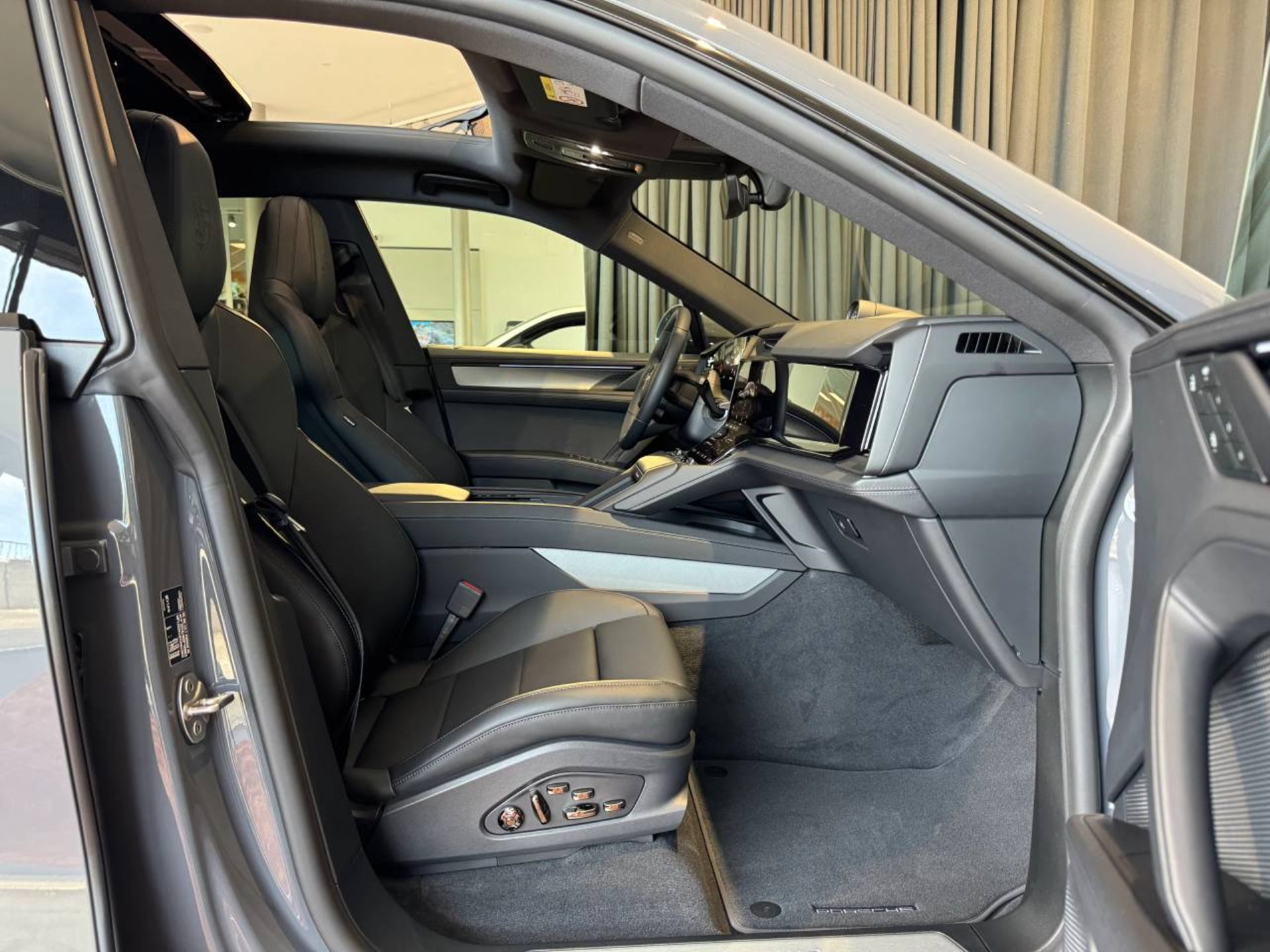 PORSCHE Cayenne Electric-image-23