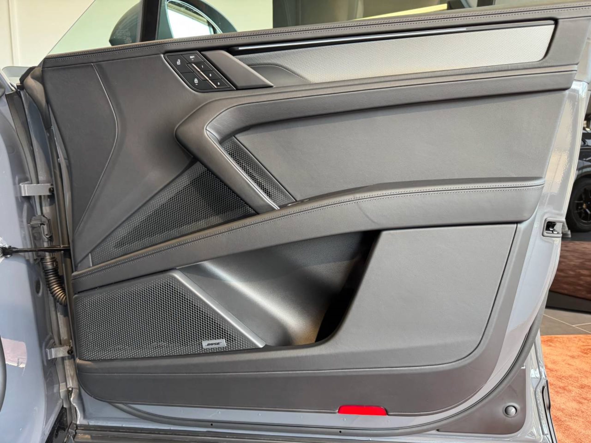 PORSCHE Cayenne Electric-image-27