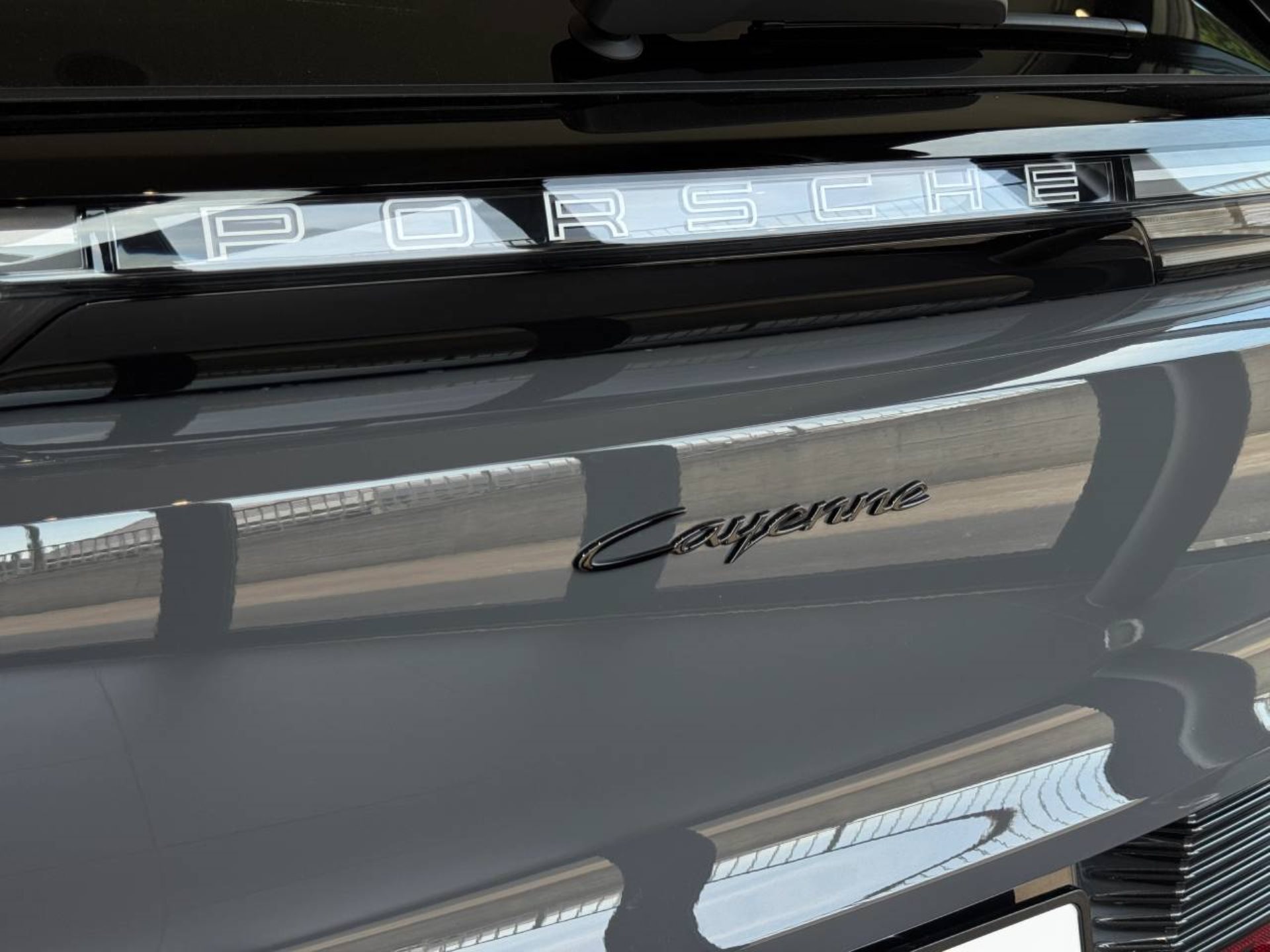 PORSCHE Cayenne Electric-image-36
