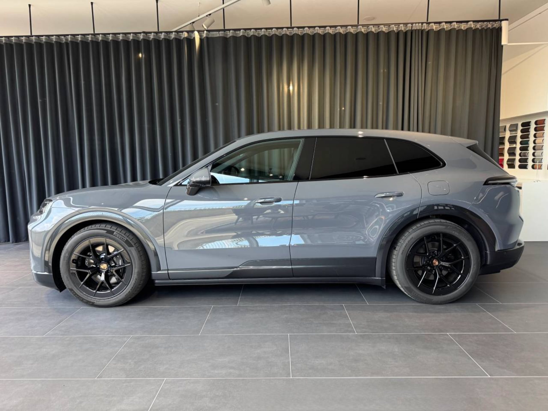 PORSCHE Cayenne Electric-showroom-element-1
