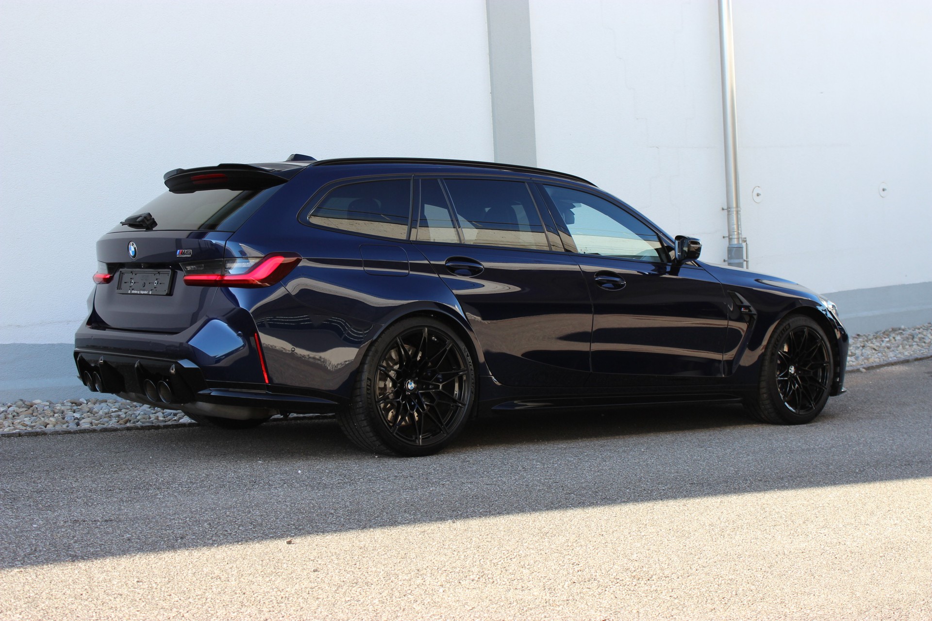 BMW M3 Touring xDrive Competition Individual *TANSANITBLAU METALLIC*-image-17