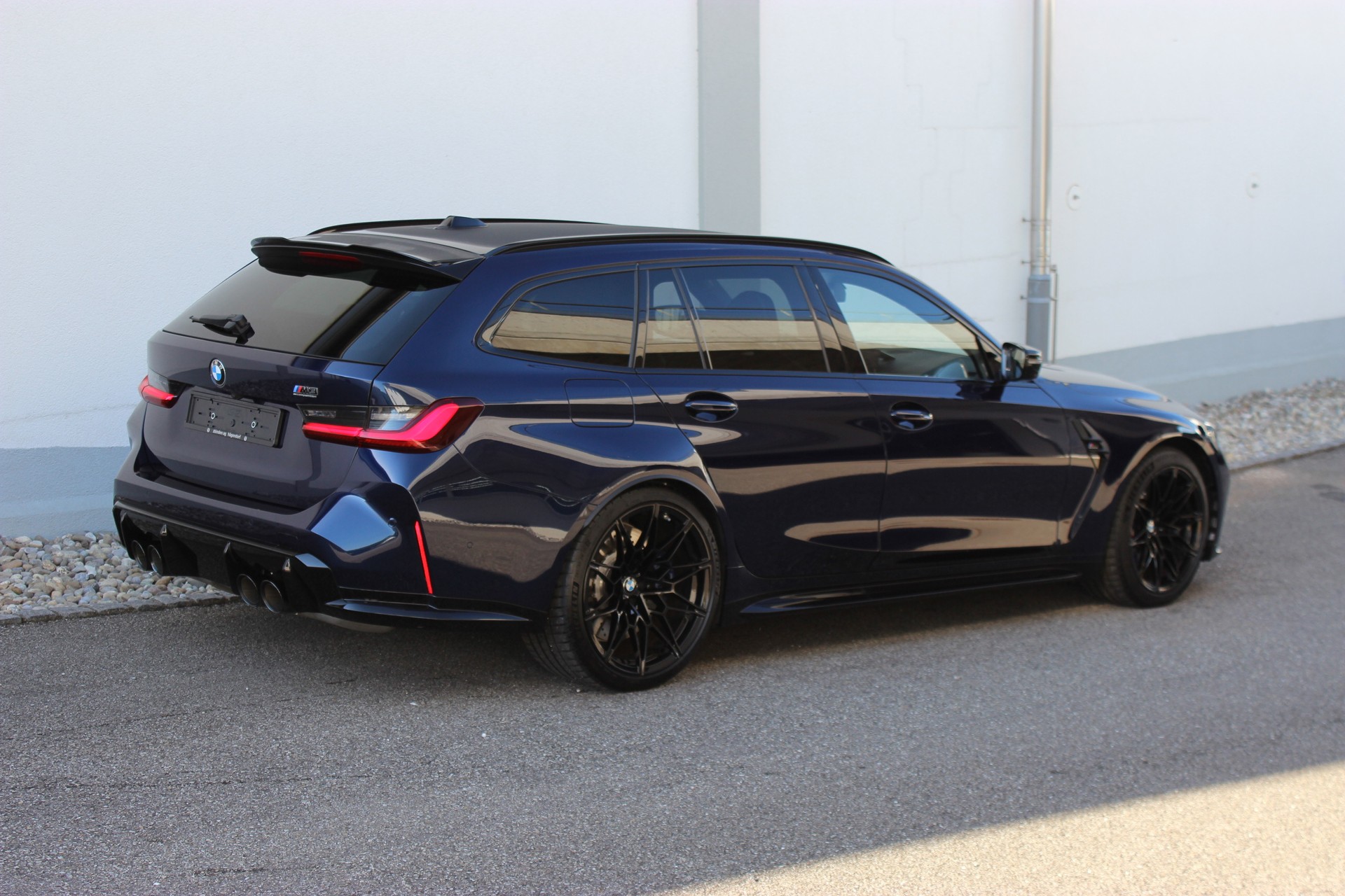 BMW M3 Touring xDrive Competition Individual *TANSANITBLAU METALLIC*-image-16