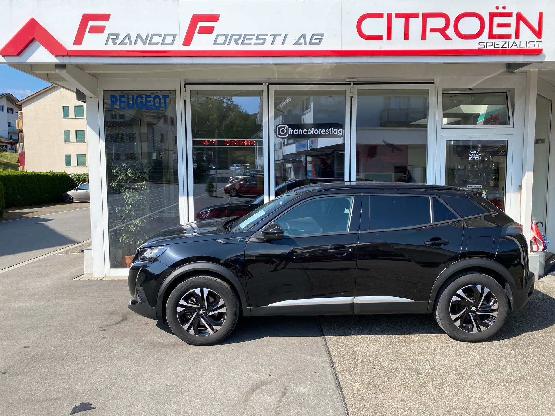 PEUGEOT 2008 e Allure-image-0