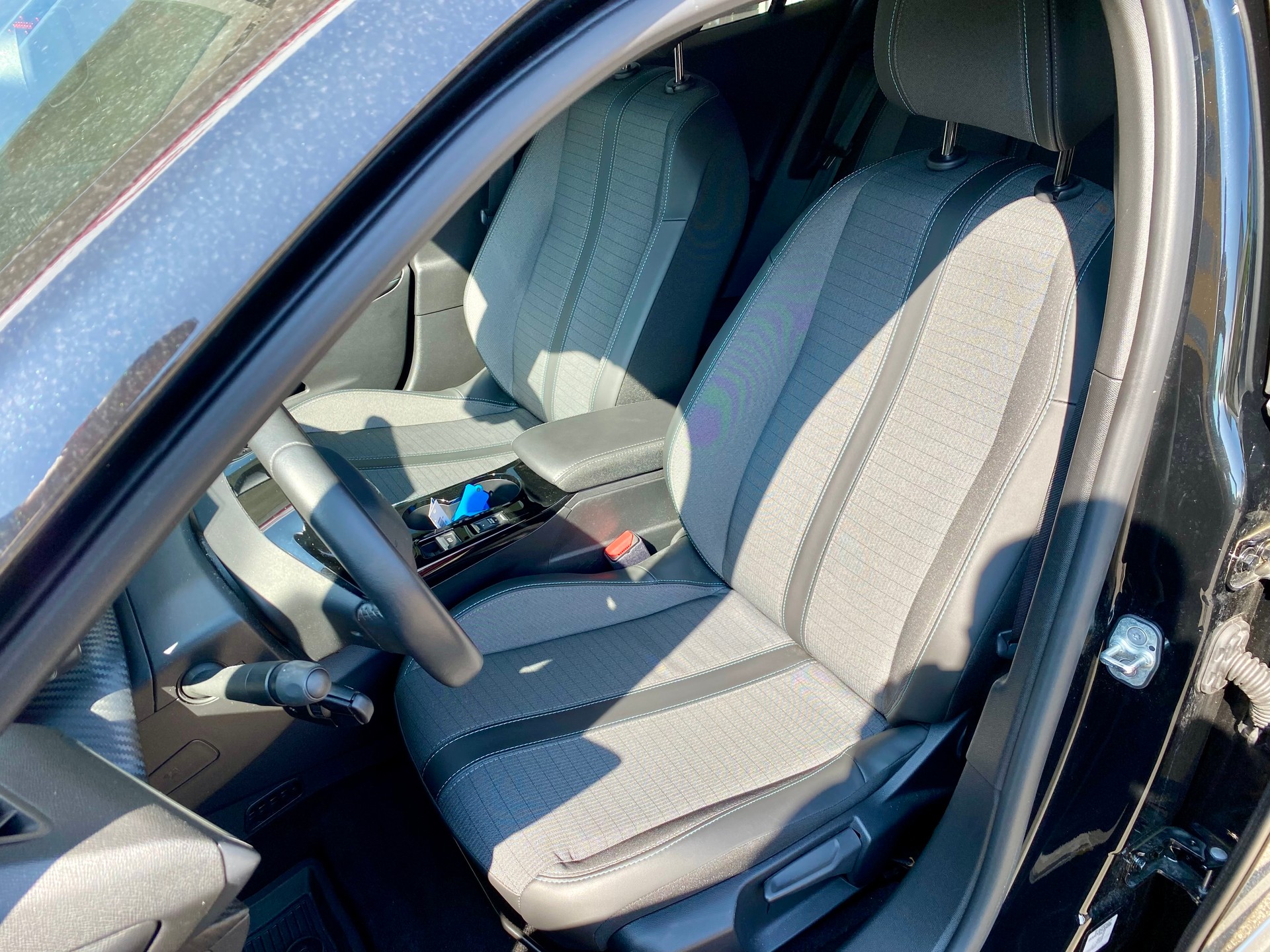 PEUGEOT 2008 e Allure-image-3