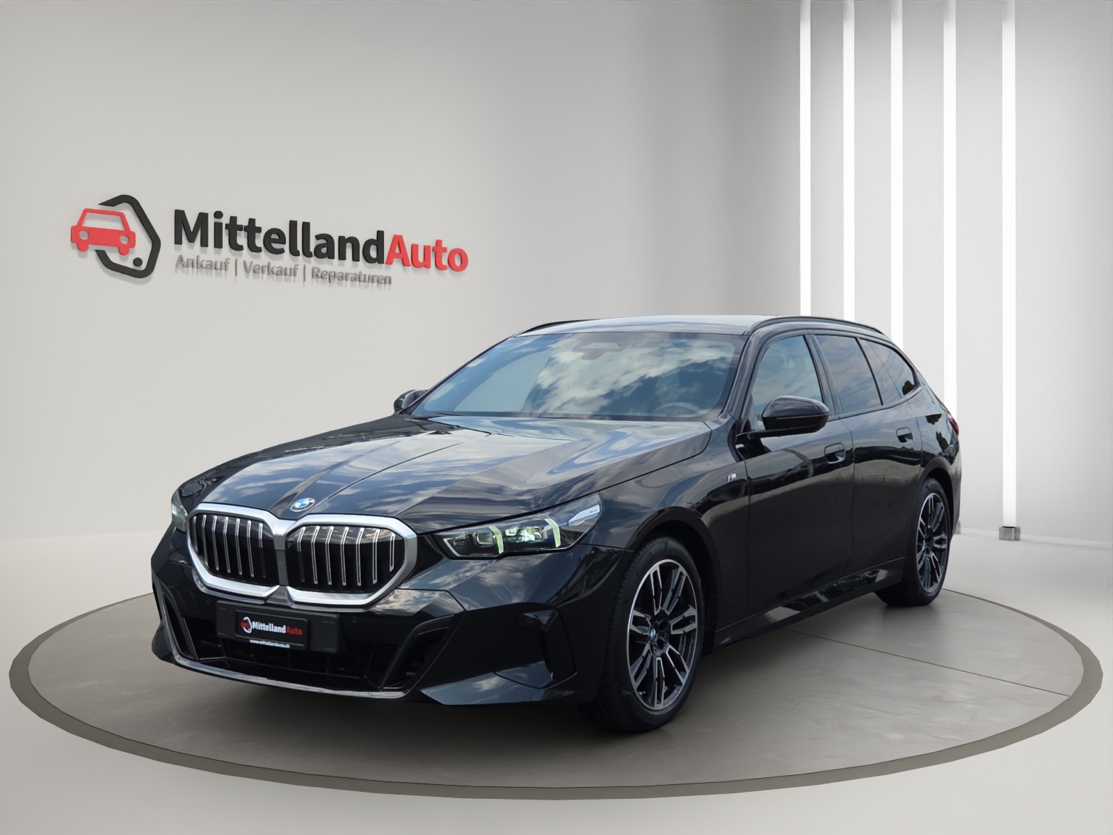 BMW 520d xDrive 48V Touring M Sport Steptronic-image-0