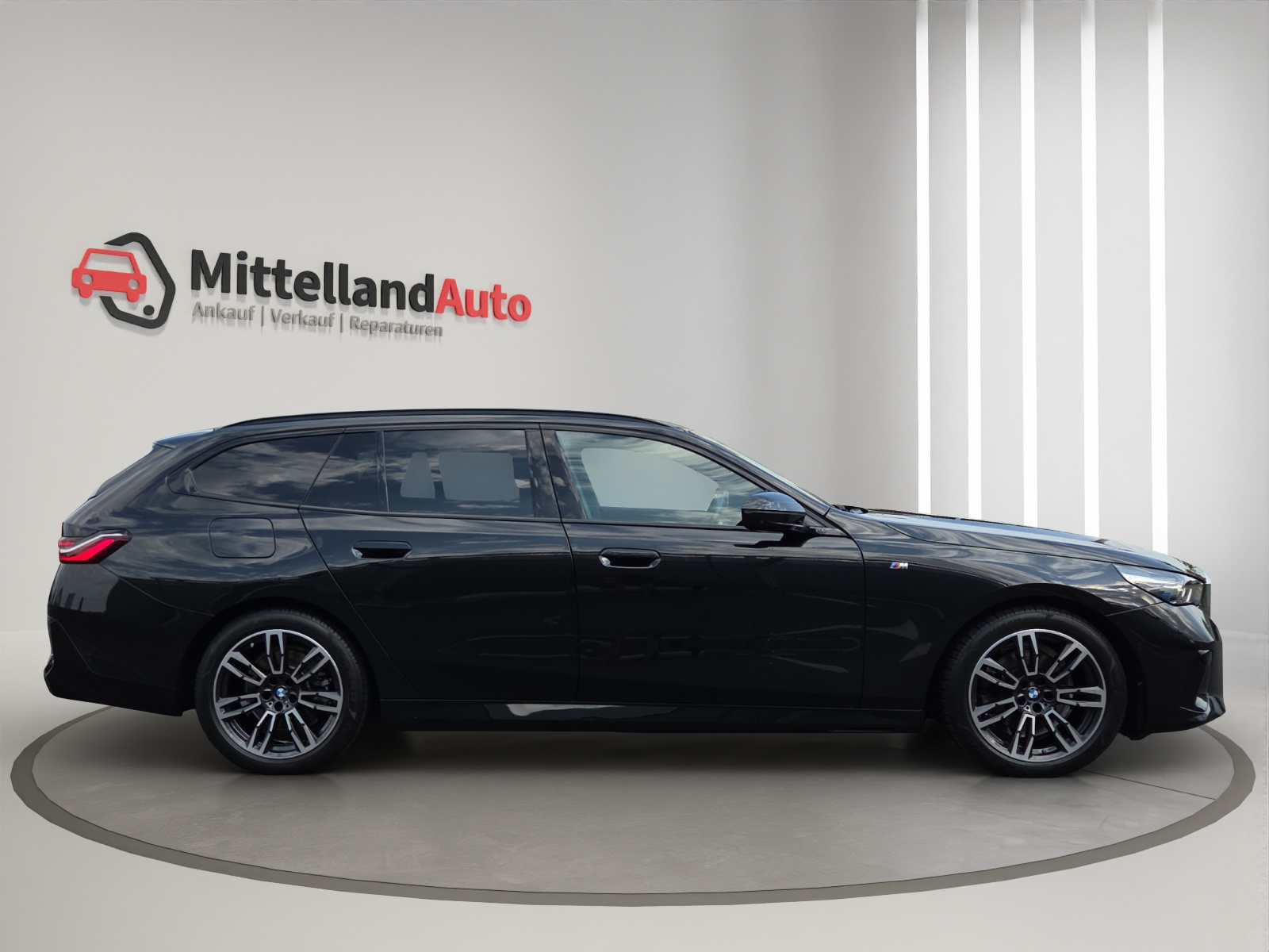 BMW 520d xDrive 48V Touring M Sport Steptronic-image-3