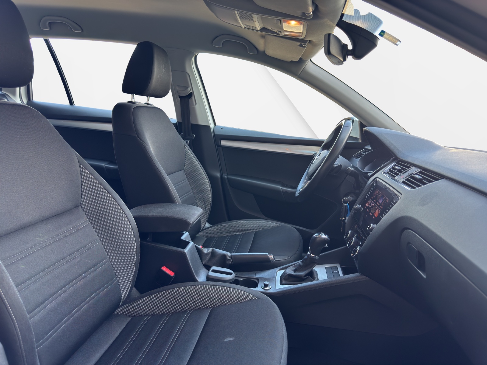 SKODA Octavia Combi 2.0 TDI Ambition DSG-image-12