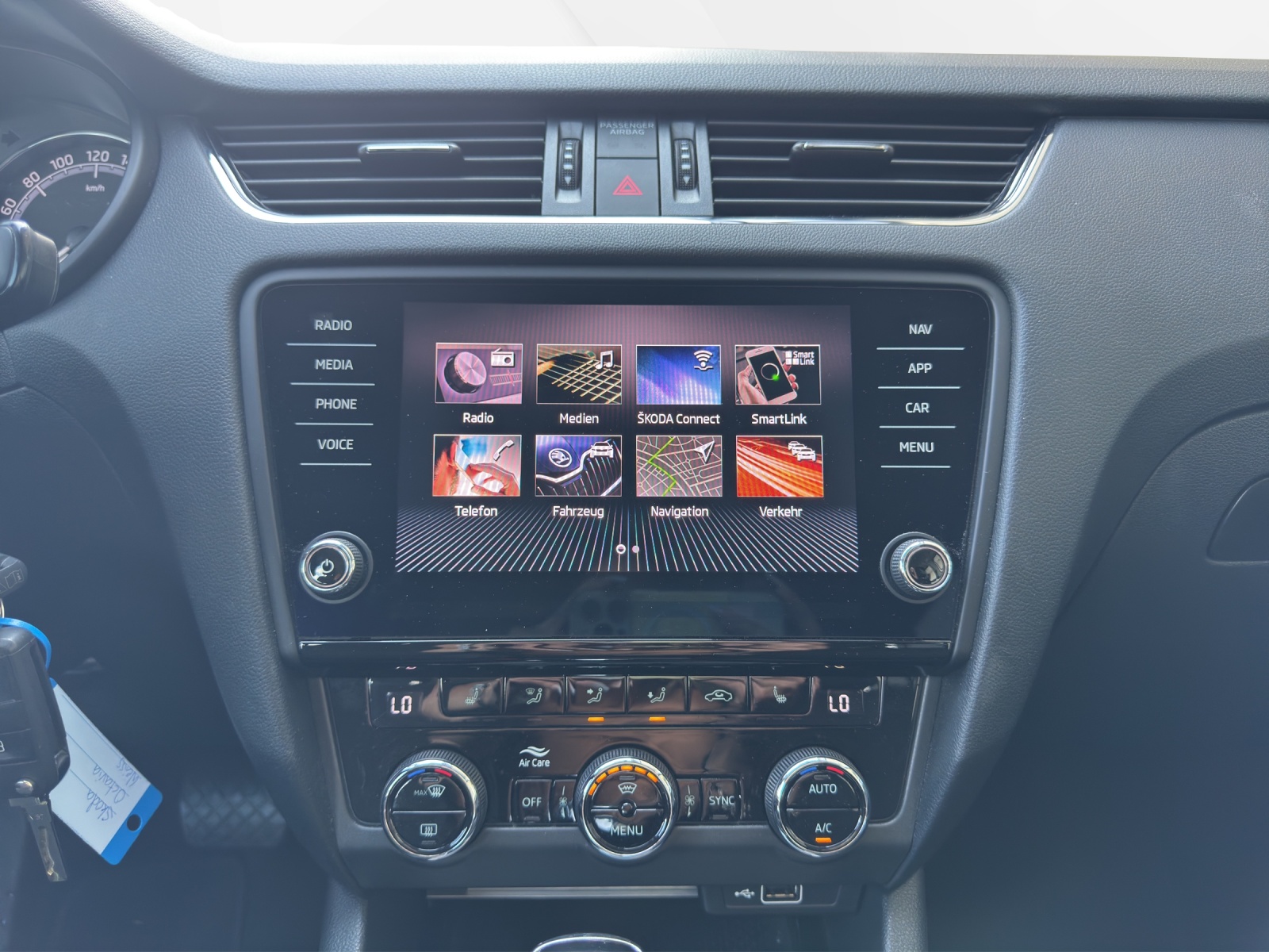 SKODA Octavia Combi 2.0 TDI Ambition DSG-image-11