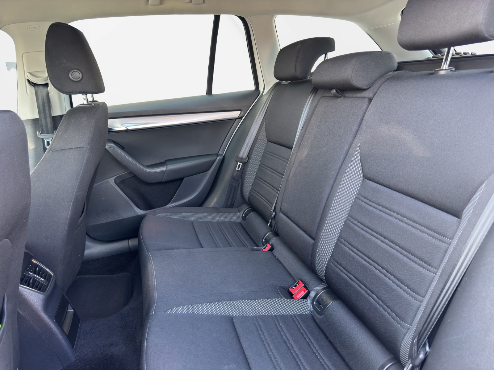 SKODA Octavia Combi 2.0 TDI Ambition DSG-image-8