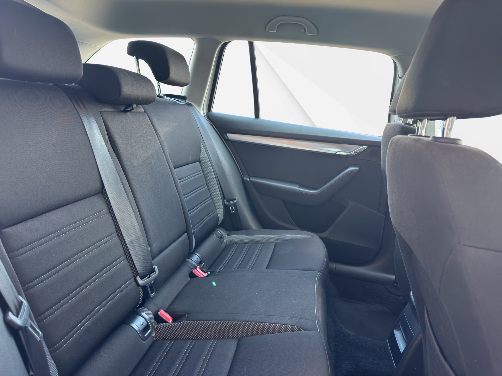 SKODA Octavia Combi 2.0 TDI Ambition DSG-image-13