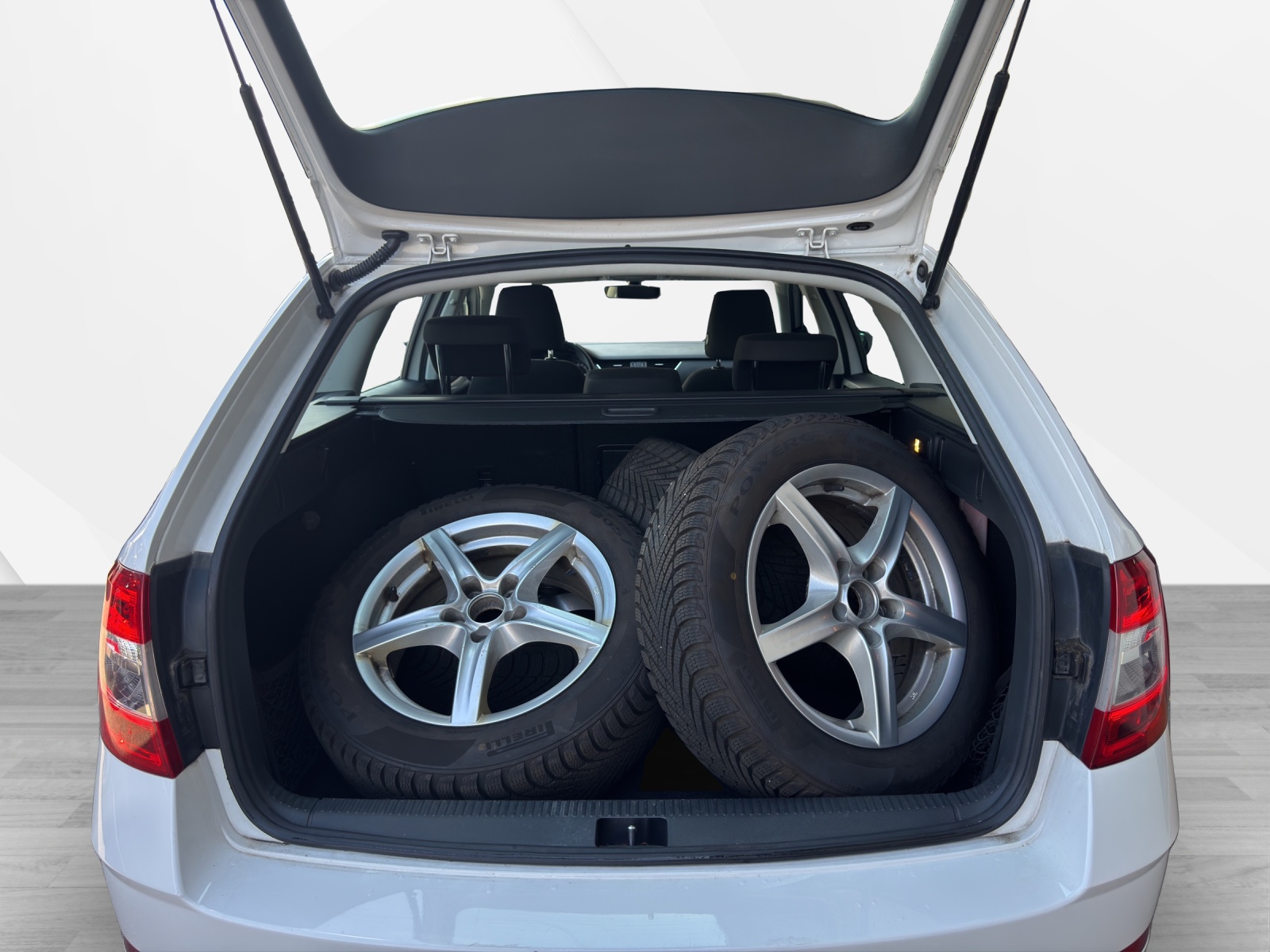 SKODA Octavia Combi 2.0 TDI Ambition DSG-image-14