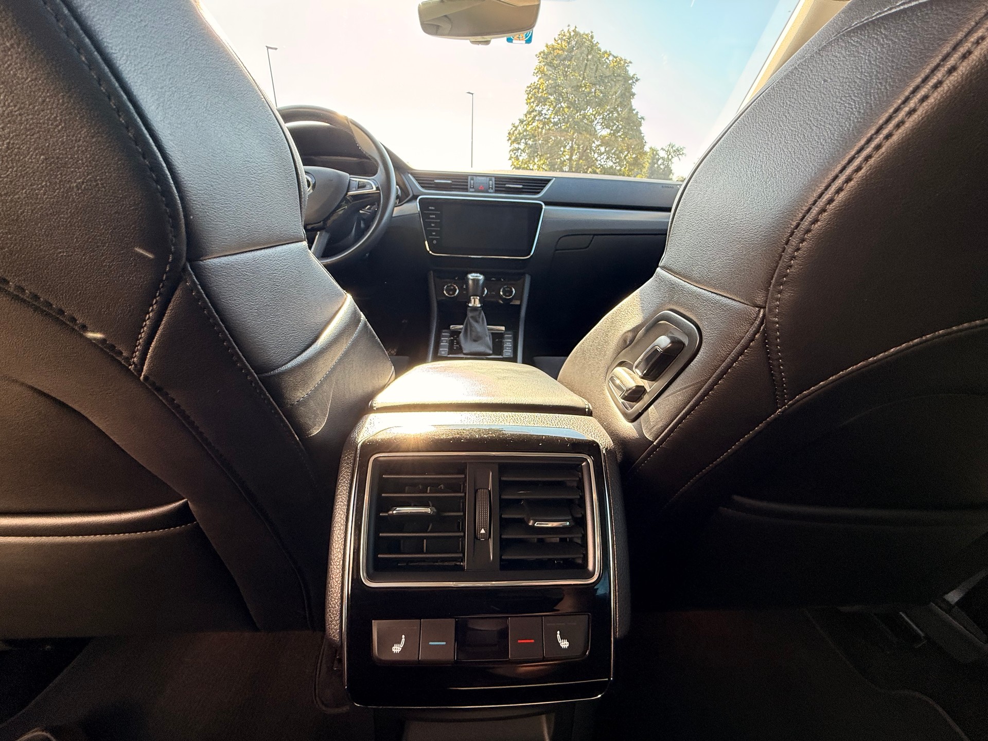SKODA Superb Combi 2.0 TDi Style 4x4 DSG-image-9
