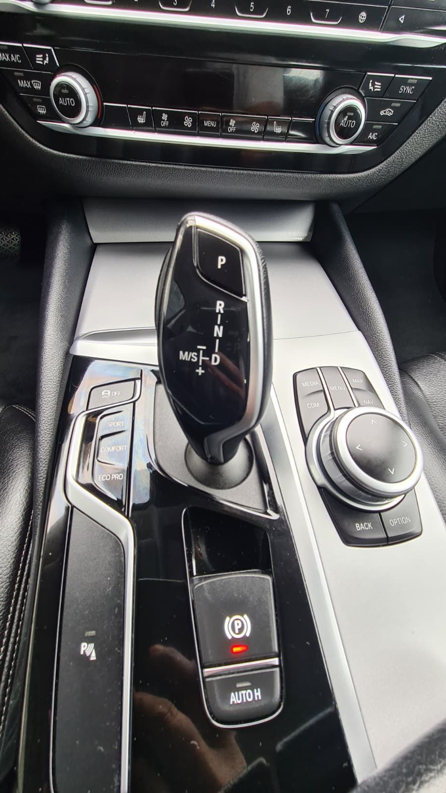 BMW 520d xDrive Touring Steptronic ** Voll-Leder ** Gr-Navi ** RF-Kamera ** PDC V+H ** Sitzheizung ** Frisch Ab MFK & Service **-image-13