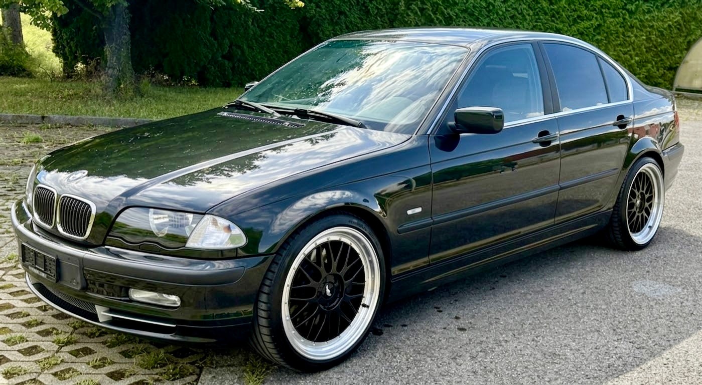 BMW 330xi-image-0