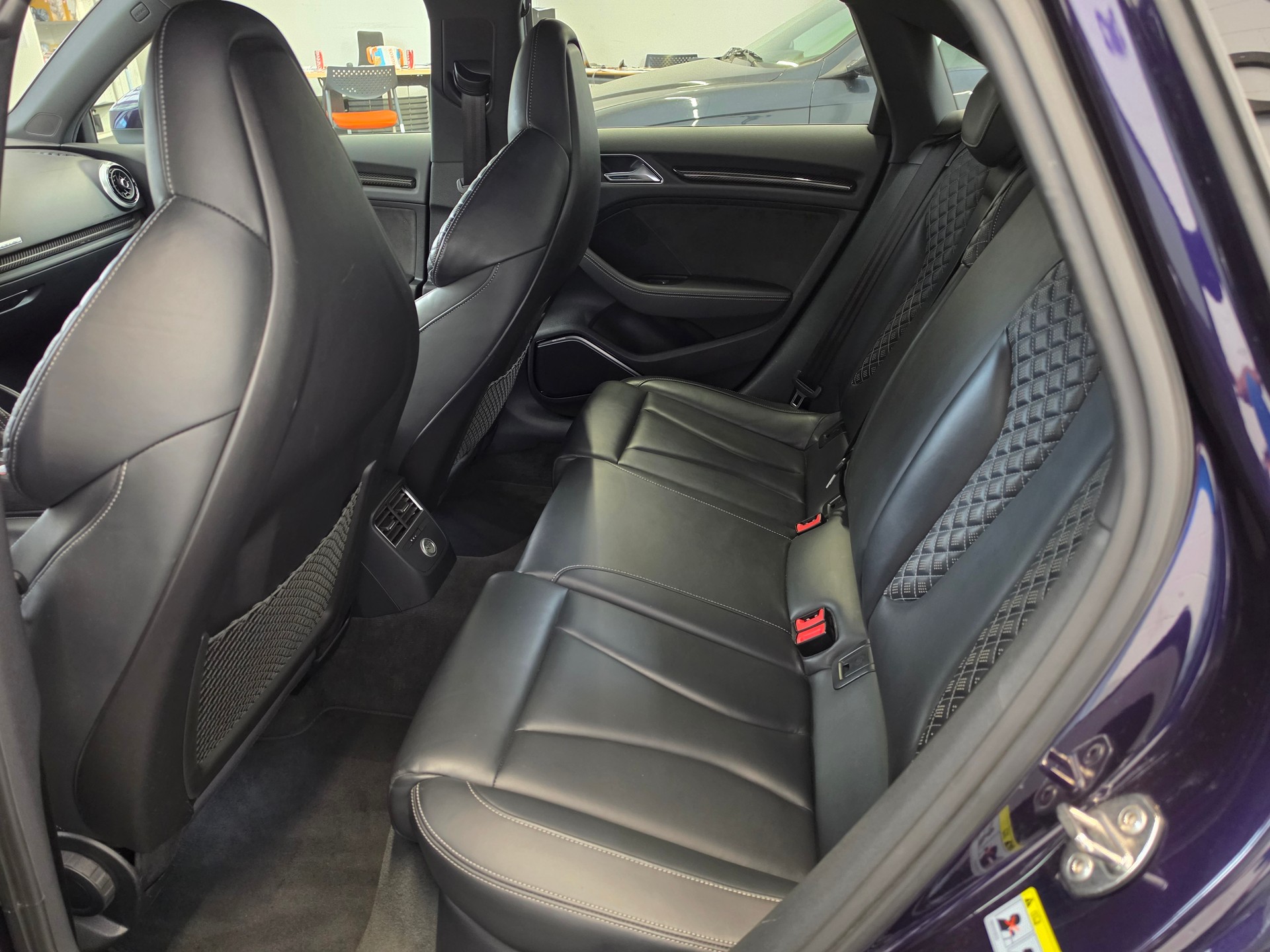 AUDI RS3 Limousine 2.5 TSI quattro S-tronic Purple & Carbon Editon-image-5