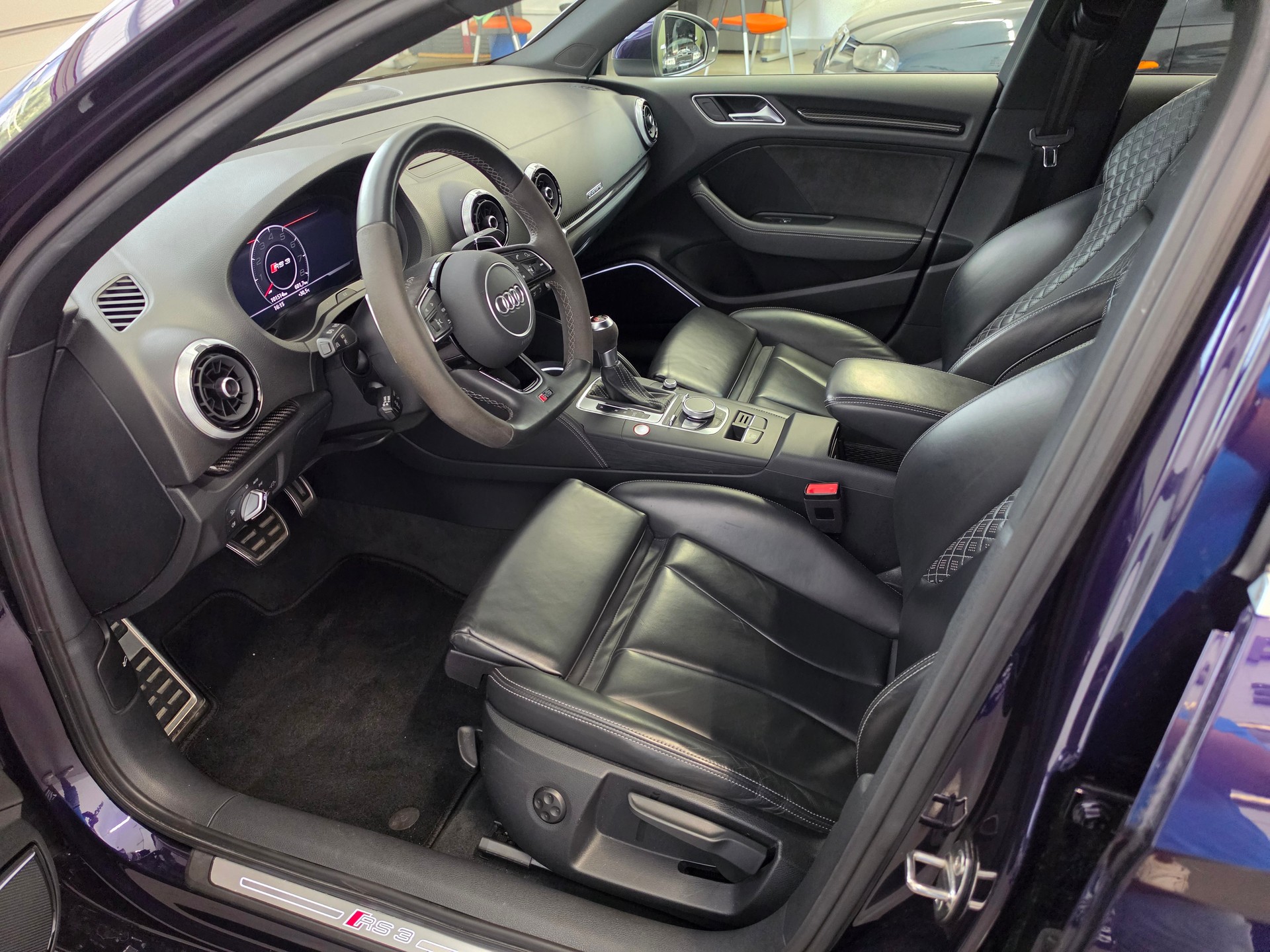 AUDI RS3 Limousine 2.5 TSI quattro S-tronic Purple & Carbon Editon-image-3