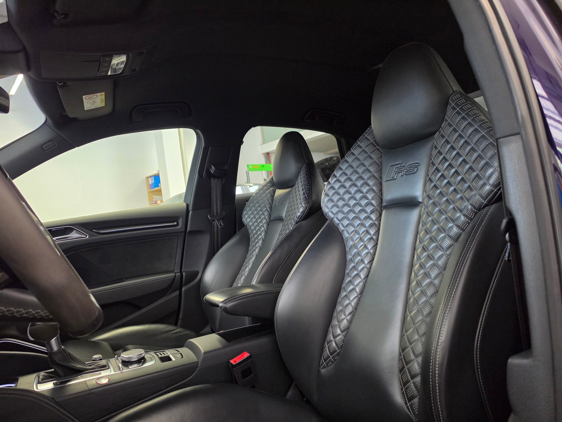 AUDI RS3 Limousine 2.5 TSI quattro S-tronic Purple & Carbon Editon-image-4