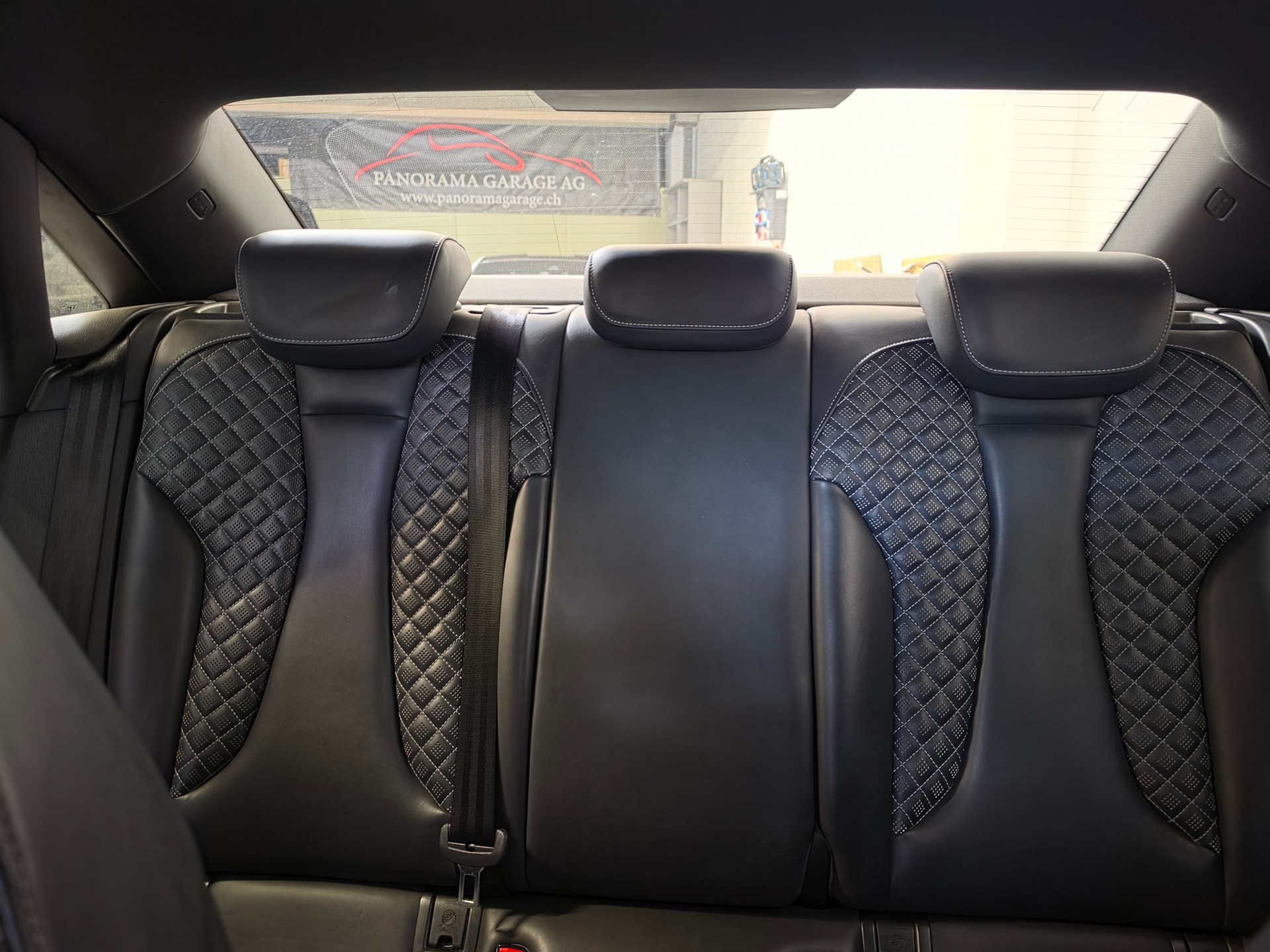 AUDI RS3 Limousine 2.5 TSI quattro S-tronic Purple & Carbon Editon-image-17