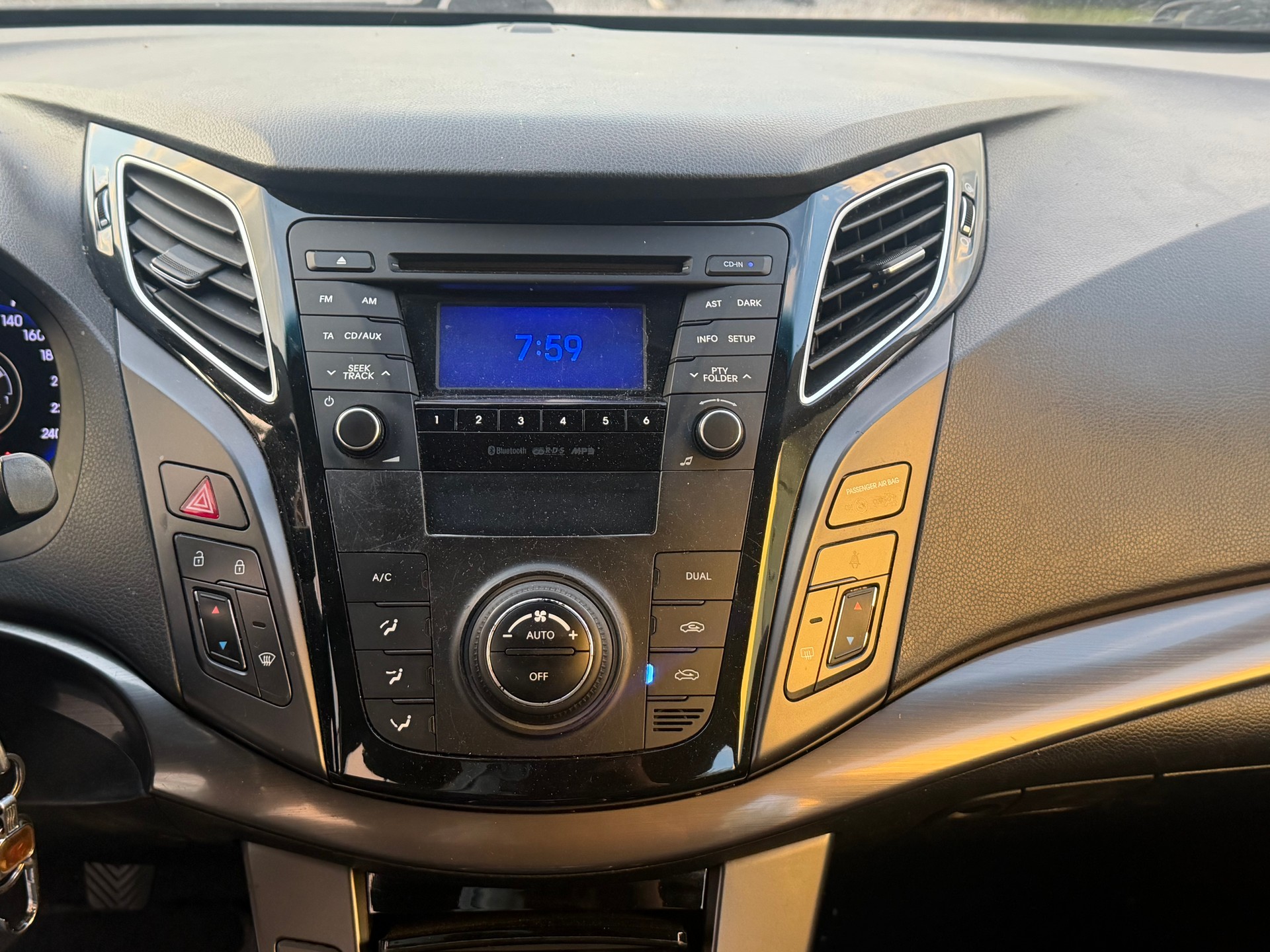 HYUNDAI i40 1.7 CRDI Style-image-13