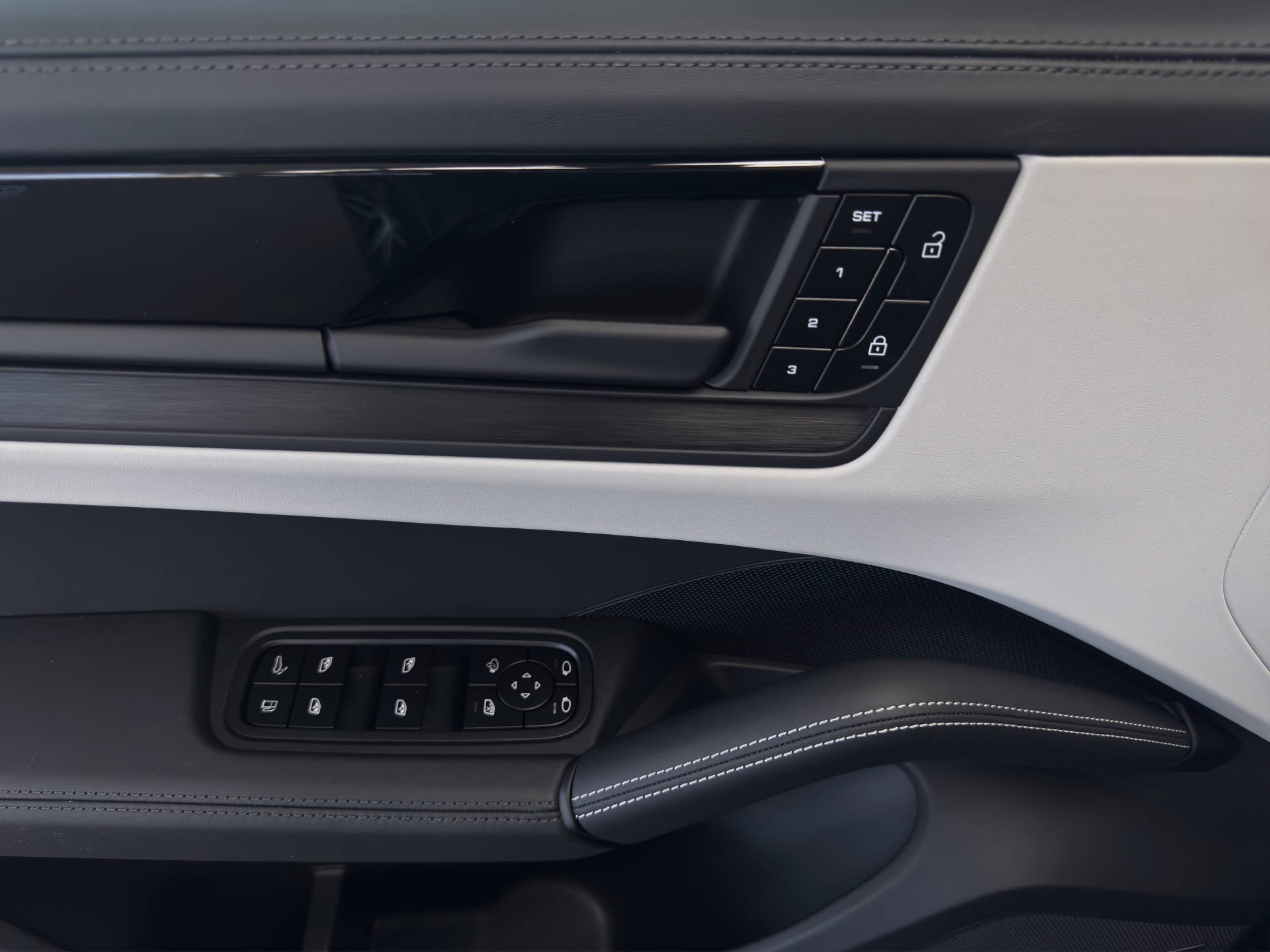 PORSCHE Cayenne S E-Hybrid Black Edition-image-10