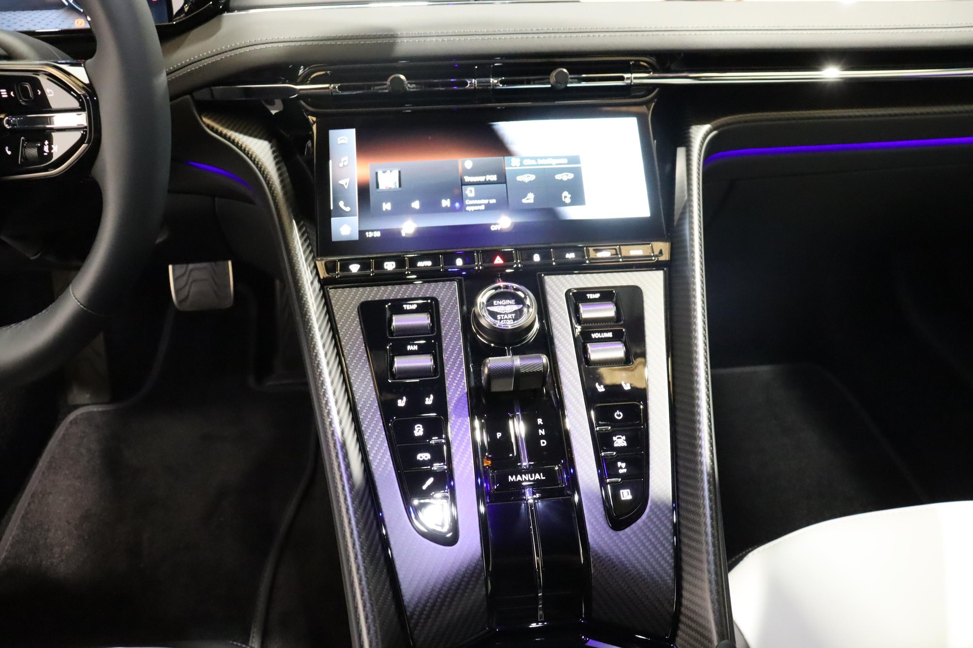 ASTON MARTIN DB12 Coupé 4.0 S V8 Bi-Turbo-image-13