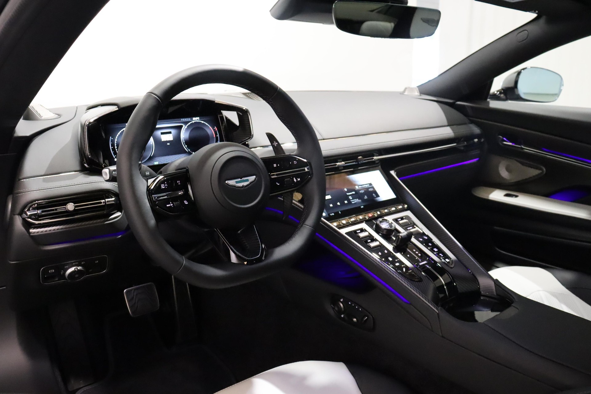 ASTON MARTIN DB12 Coupé 4.0 S V8 Bi-Turbo-image-11