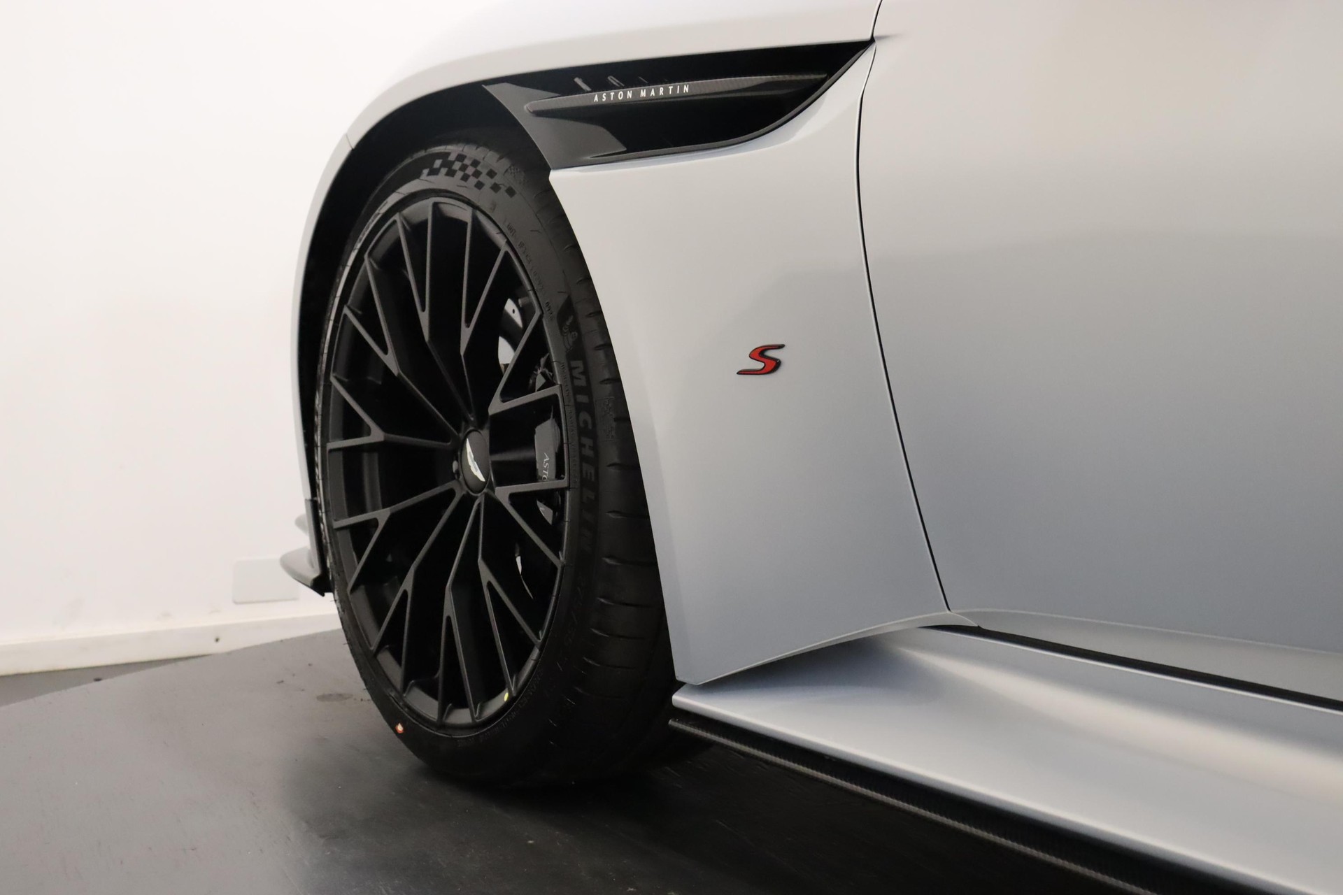 ASTON MARTIN DB12 Coupé 4.0 S V8 Bi-Turbo-image-8