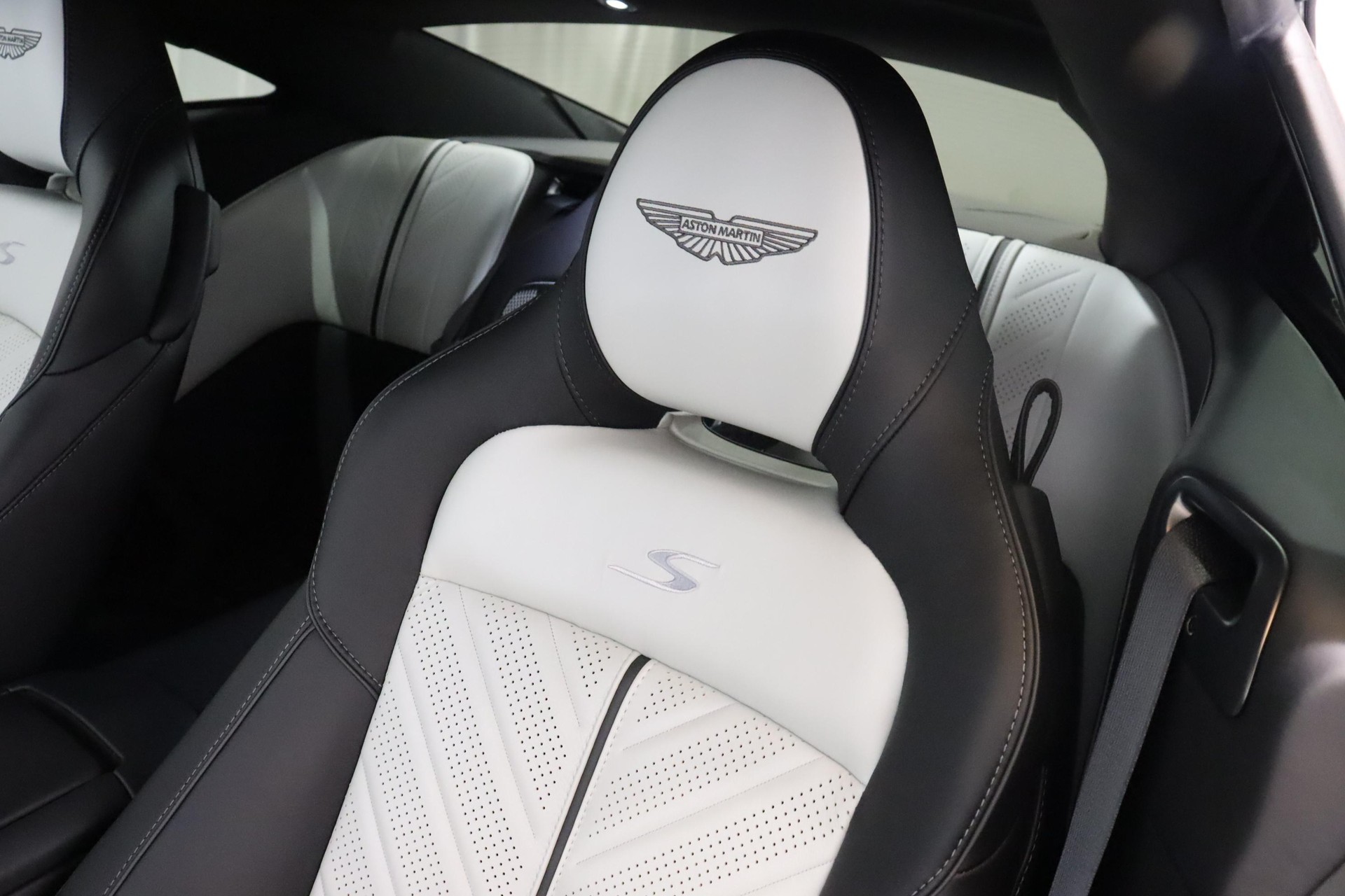 ASTON MARTIN DB12 Coupé 4.0 S V8 Bi-Turbo-image-14