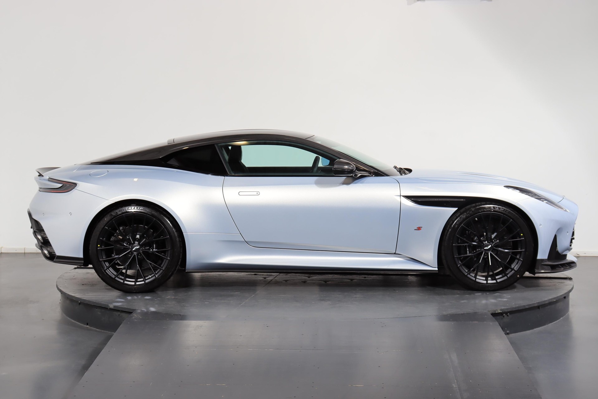 ASTON MARTIN DB12 Coupé 4.0 S V8 Bi-Turbo-showroom-element-3