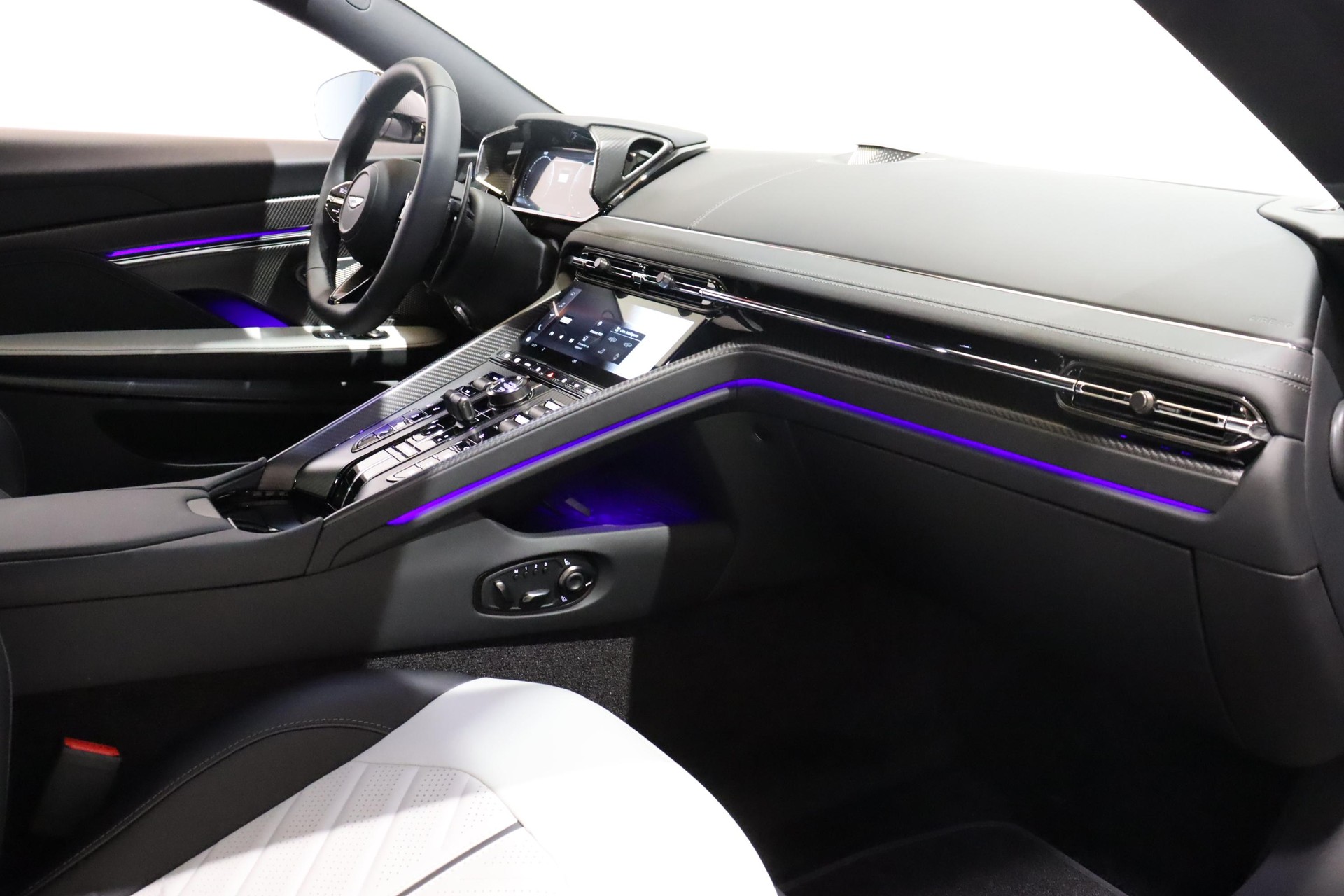 ASTON MARTIN DB12 Coupé 4.0 S V8 Bi-Turbo-image-12