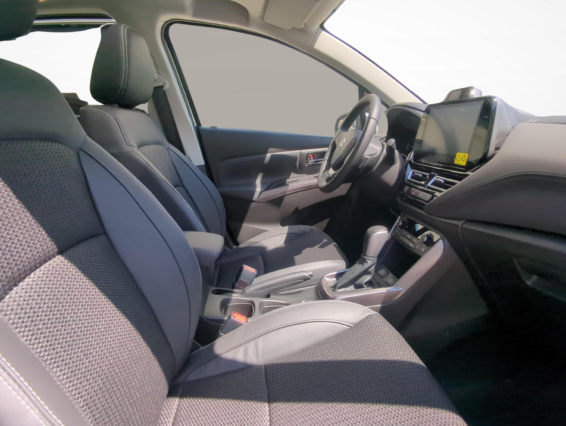 SUZUKI S-Cross 1.4 T Sakura Top Hybrid 4x4-image-9