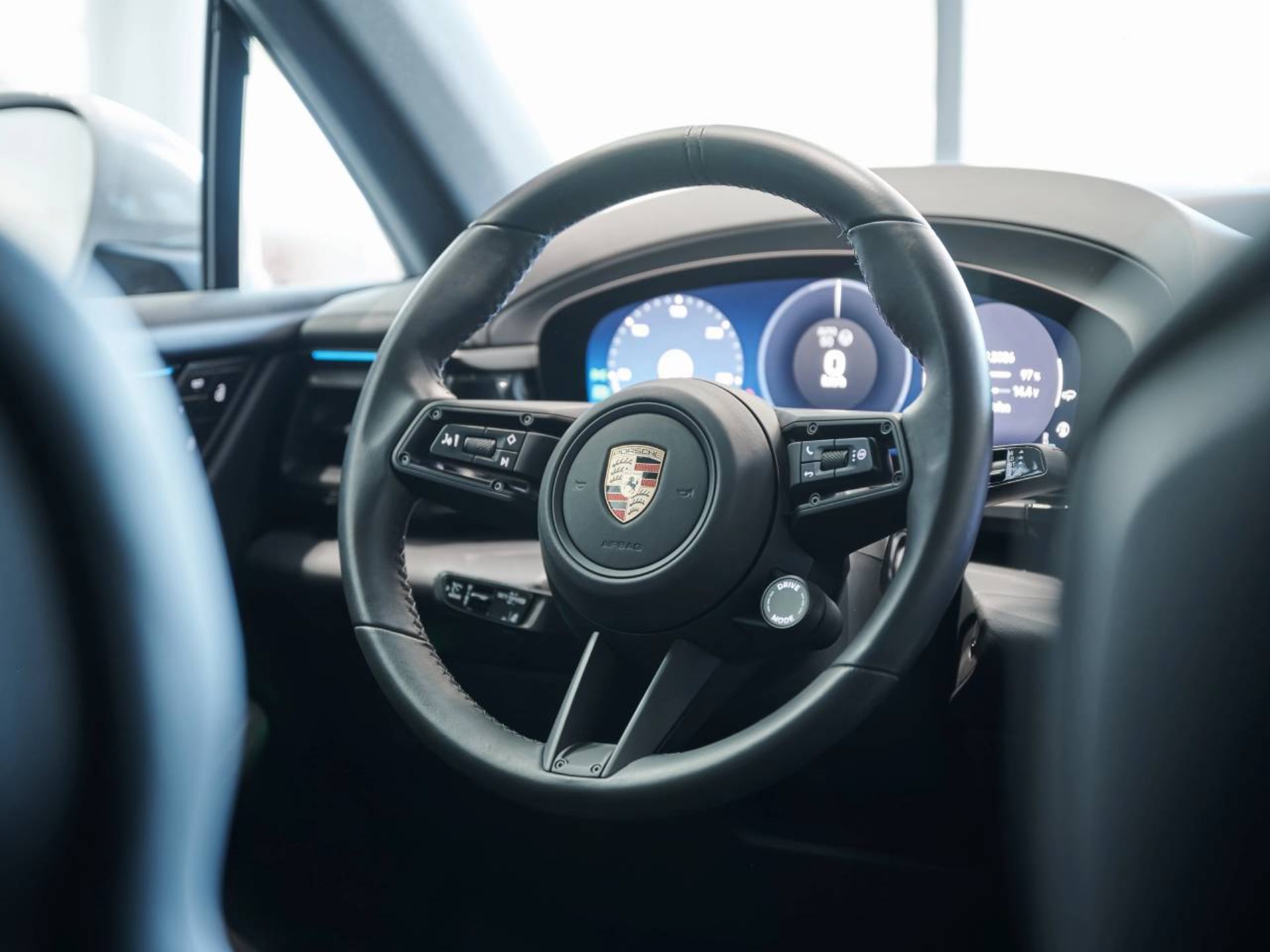 PORSCHE Macan 4S-image-15