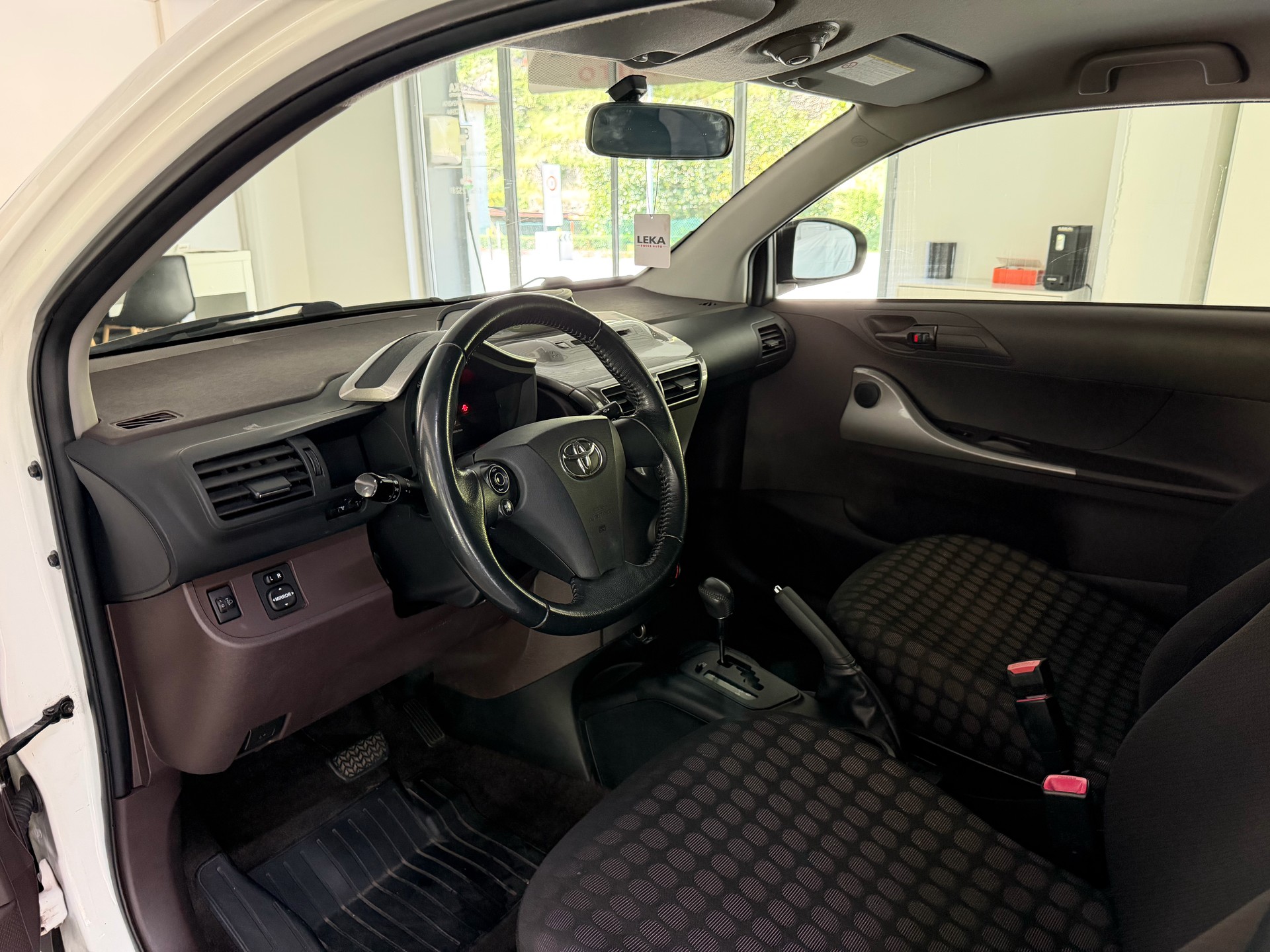TOYOTA iQ 1.33 Dual VVT-i Multidrive-image-6