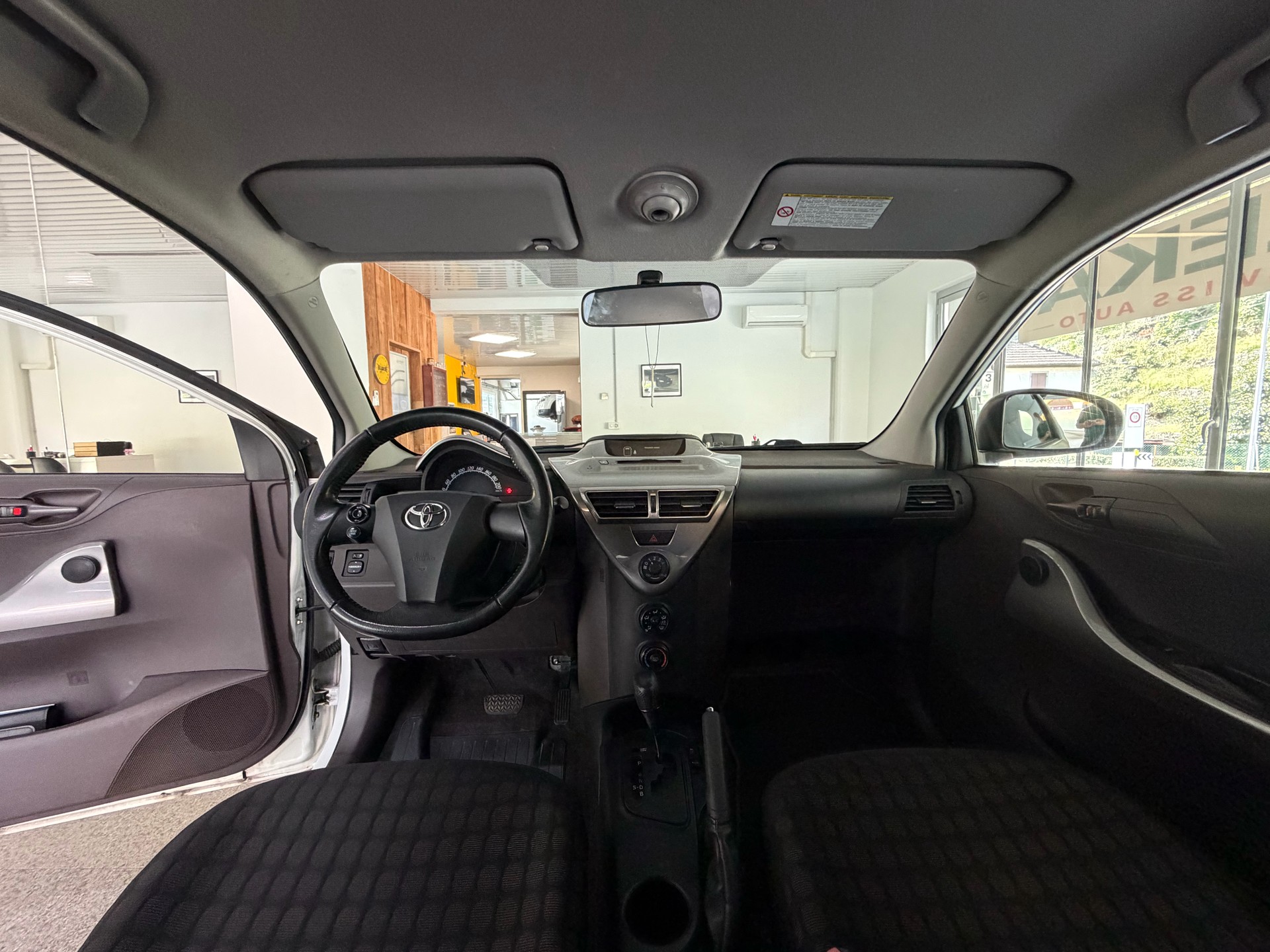 TOYOTA iQ 1.33 Dual VVT-i Multidrive-image-8