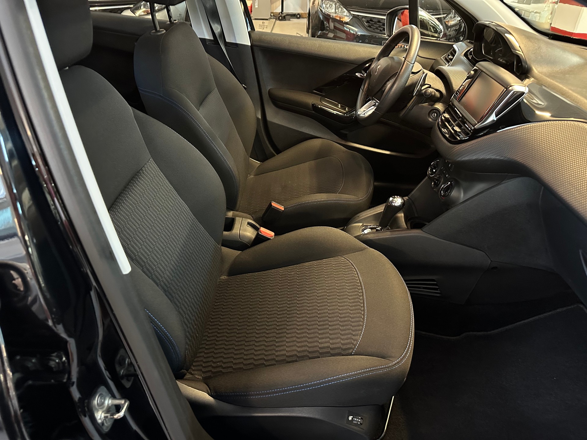 PEUGEOT 208 1.2 PureTech Style ETG5-image-6
